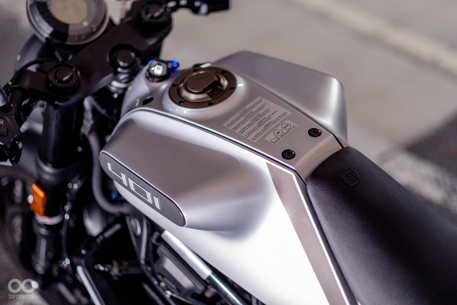 鋼絲框、細節滿點的油箱造型,都讓Vitpilen 401看起來精緻許多