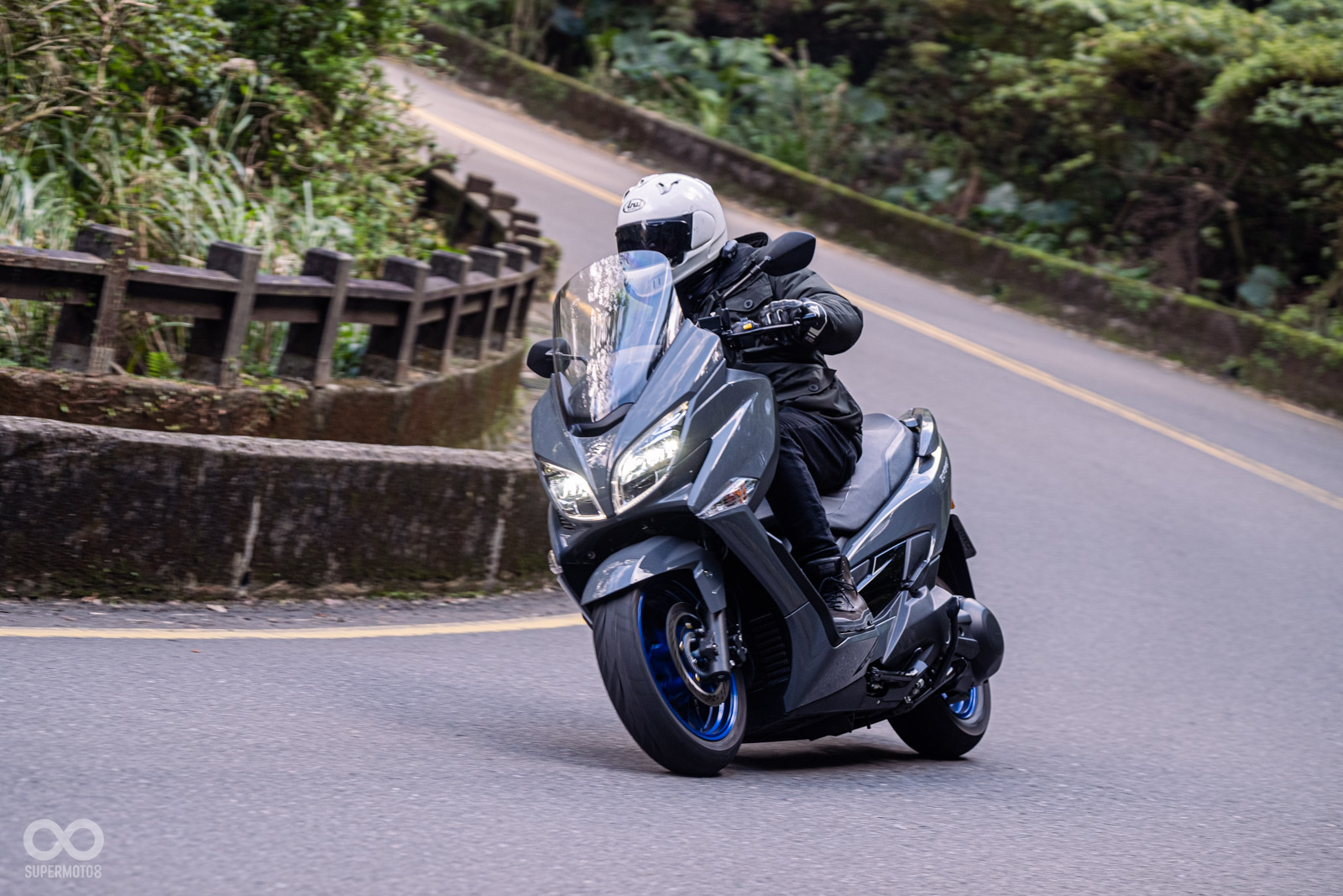 面對坡度較大的下坡彎,BURGMAN 400 ABS也游刃有餘