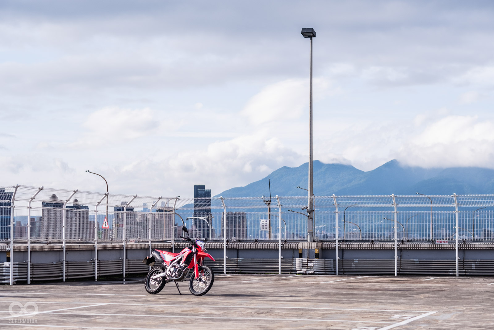 洛陽停車場的頂樓,乾淨的灰白地板配上遠方的城市天際線以及山景,形成獨一無二的景色