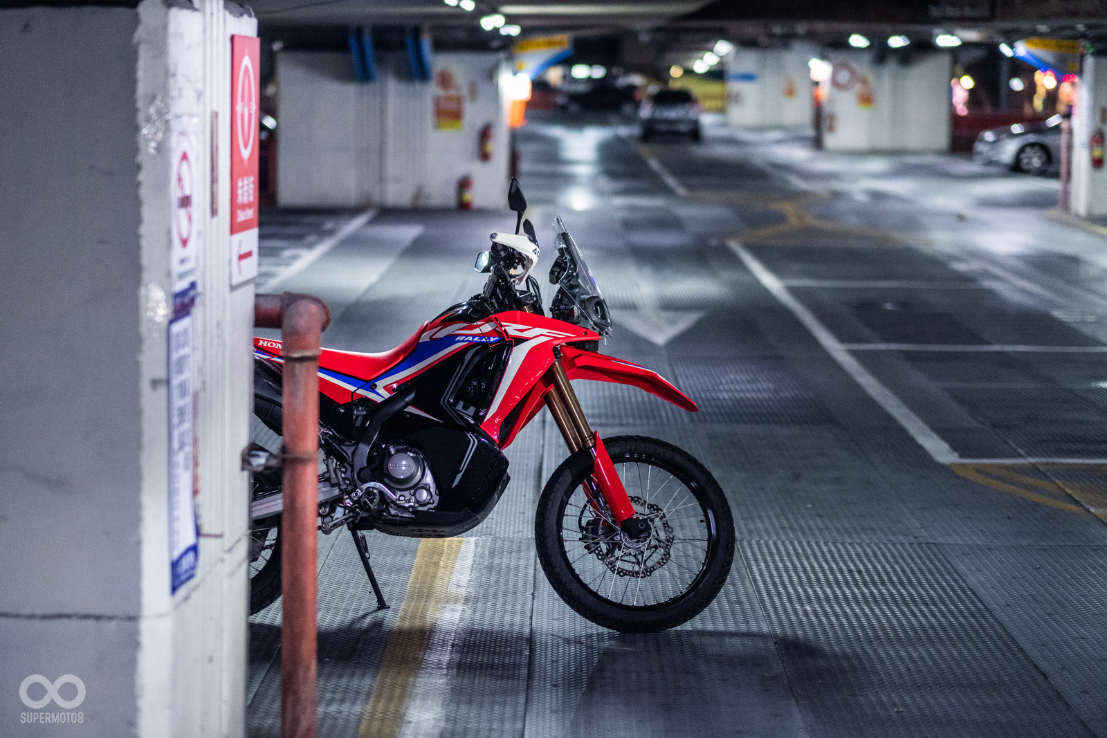 空蕩蕩的建國高架停車場,給予CRF300 RALLY一種末世般的孤寂感