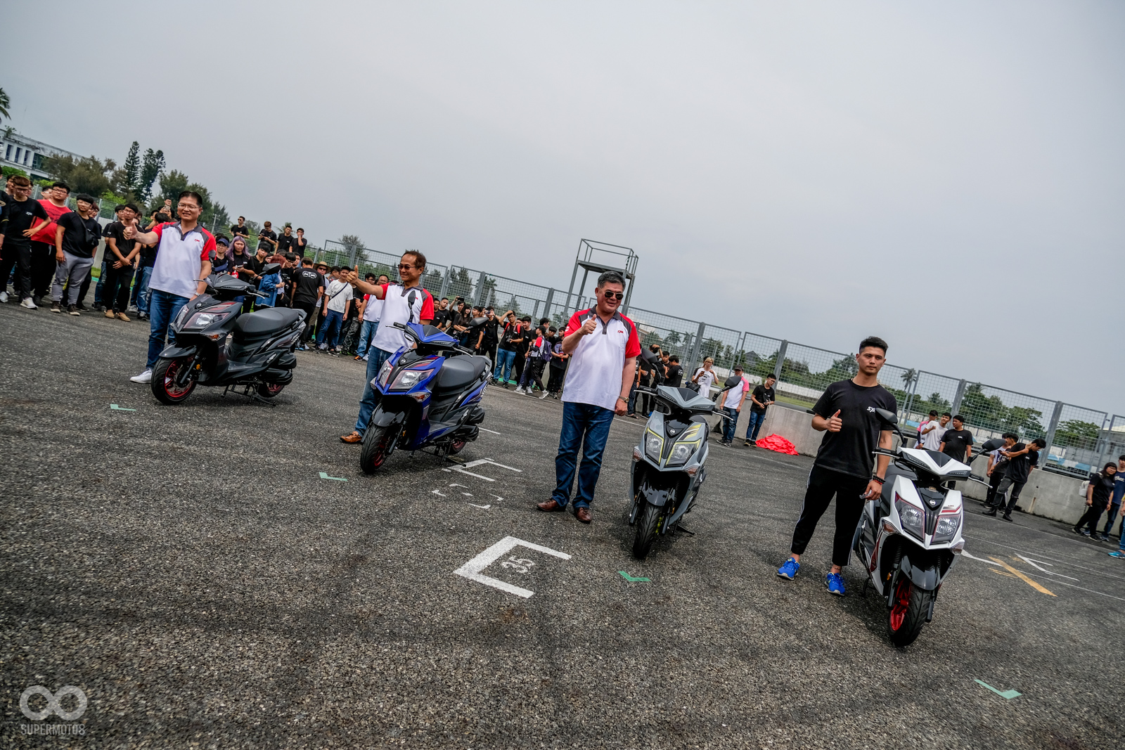 於大鵬灣賽車場這個國際級賽道，邀請SYM長官親自為賽道表現亮眼的SYM JET S揭幕