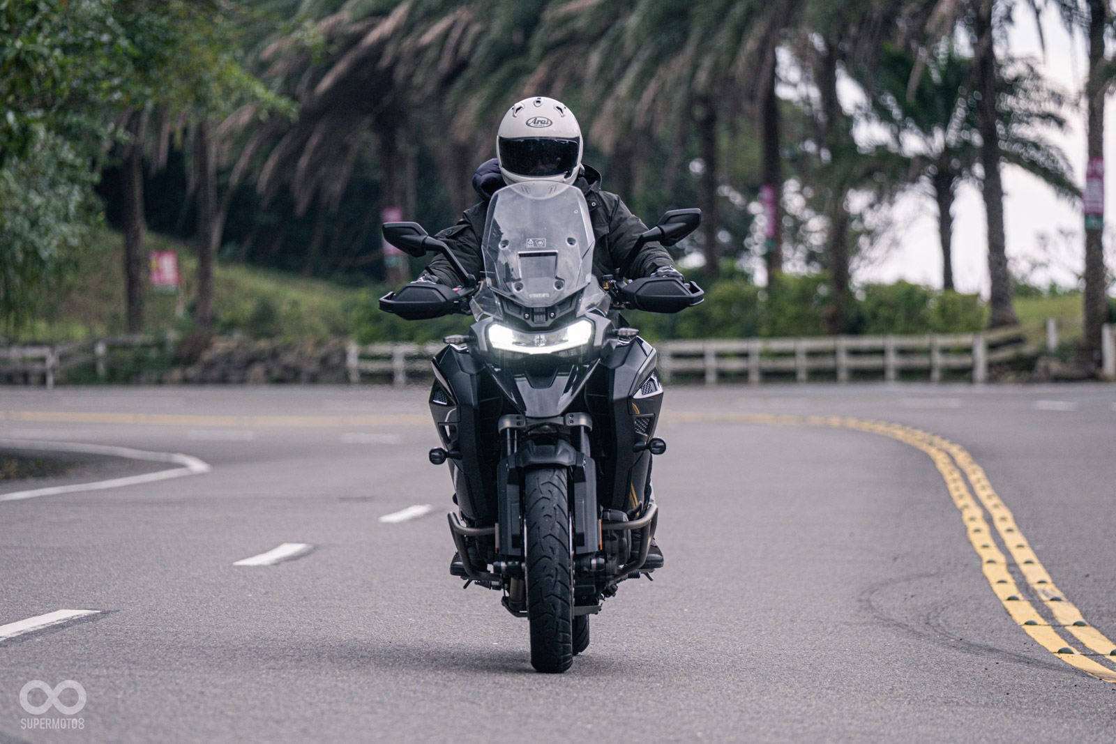 前方風鏡為手動調整，車頭也包含轉向輔助燈/霧燈設置