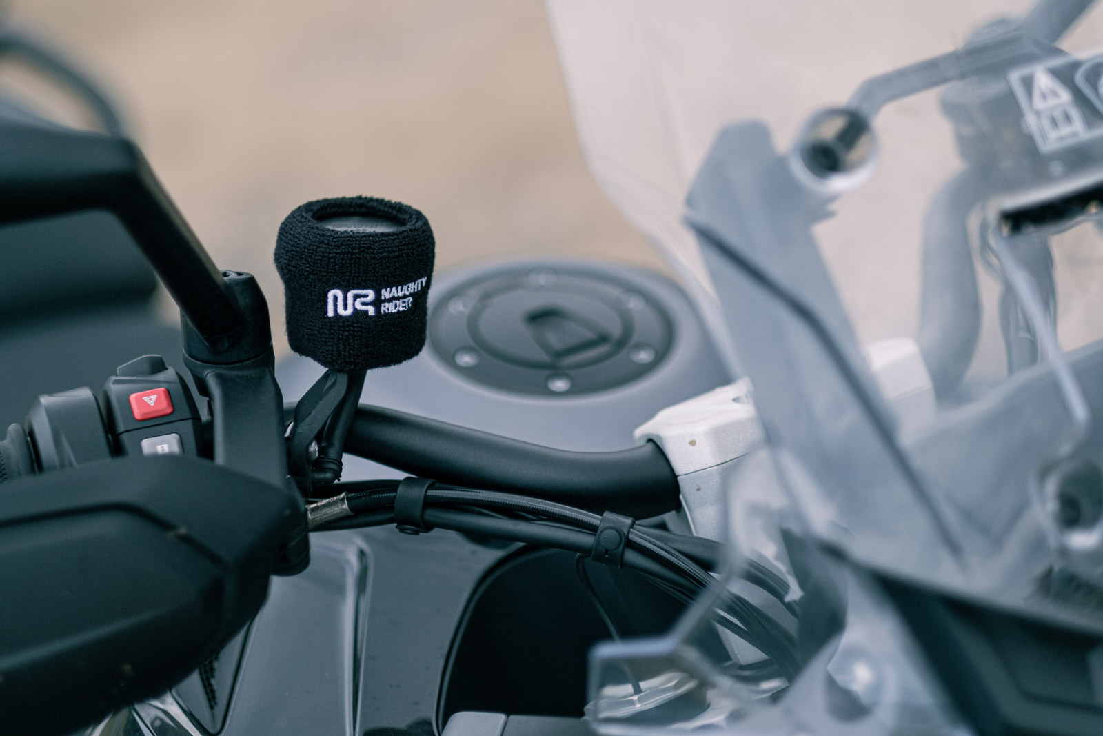 想要購買油杯套的朋友，可以參考一下帥帥的翹班車手油杯套！