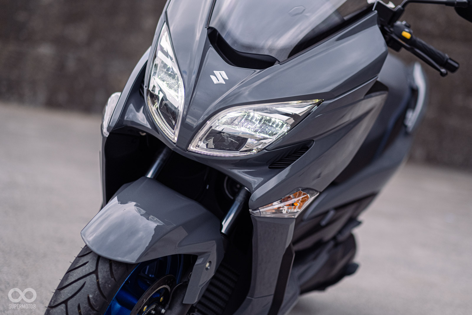 充滿殺氣的鷹眼頭燈