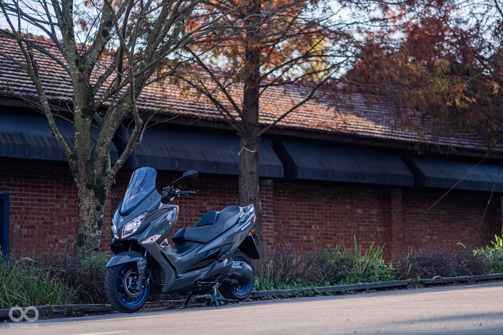 BURGMAN 400 ABS獨特的多連桿後懸吊,在市區比較容易有被頂起的感受