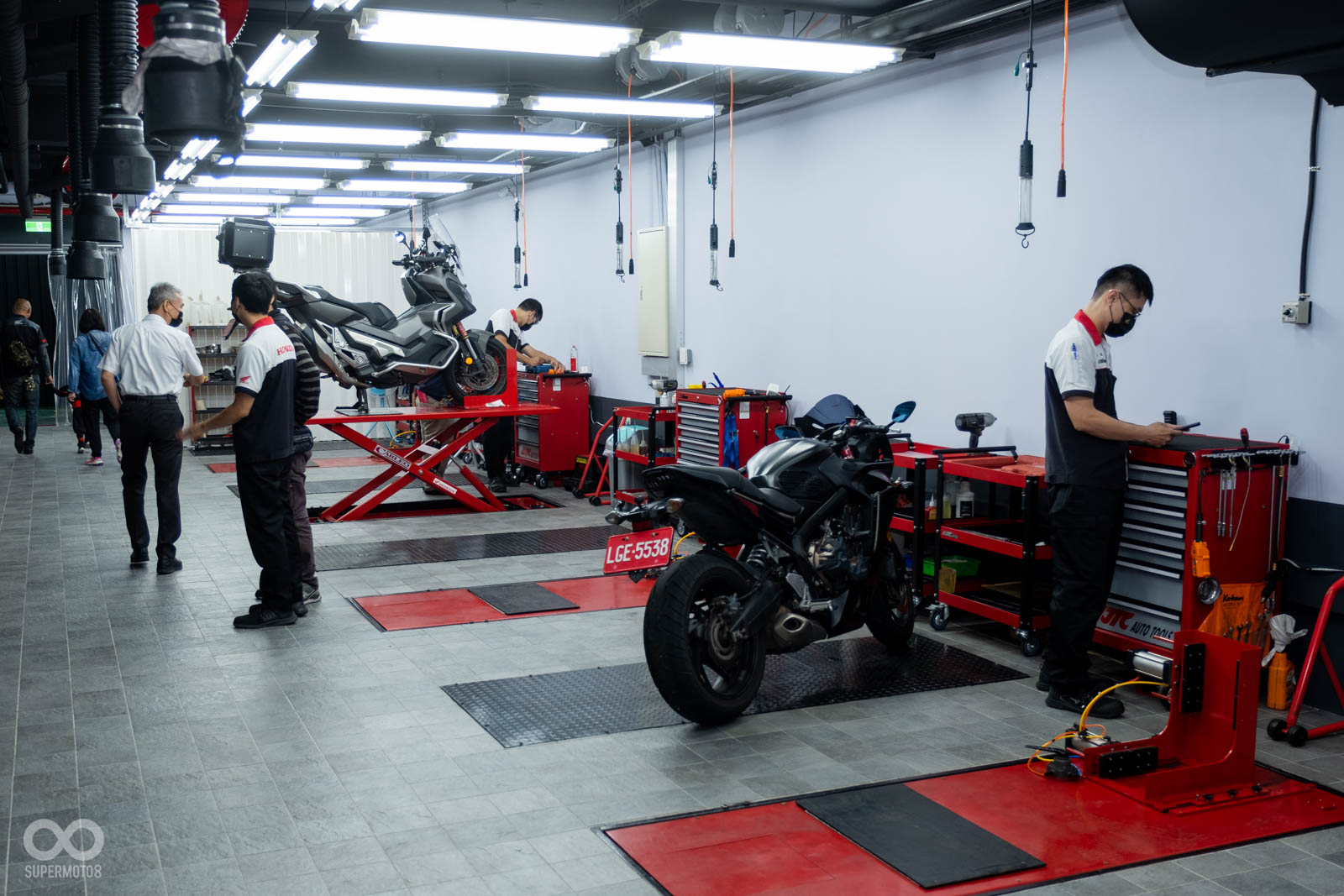 展間隔壁則是車輛維修區,車主也能就近看到自己的愛車接受保養維修的情況