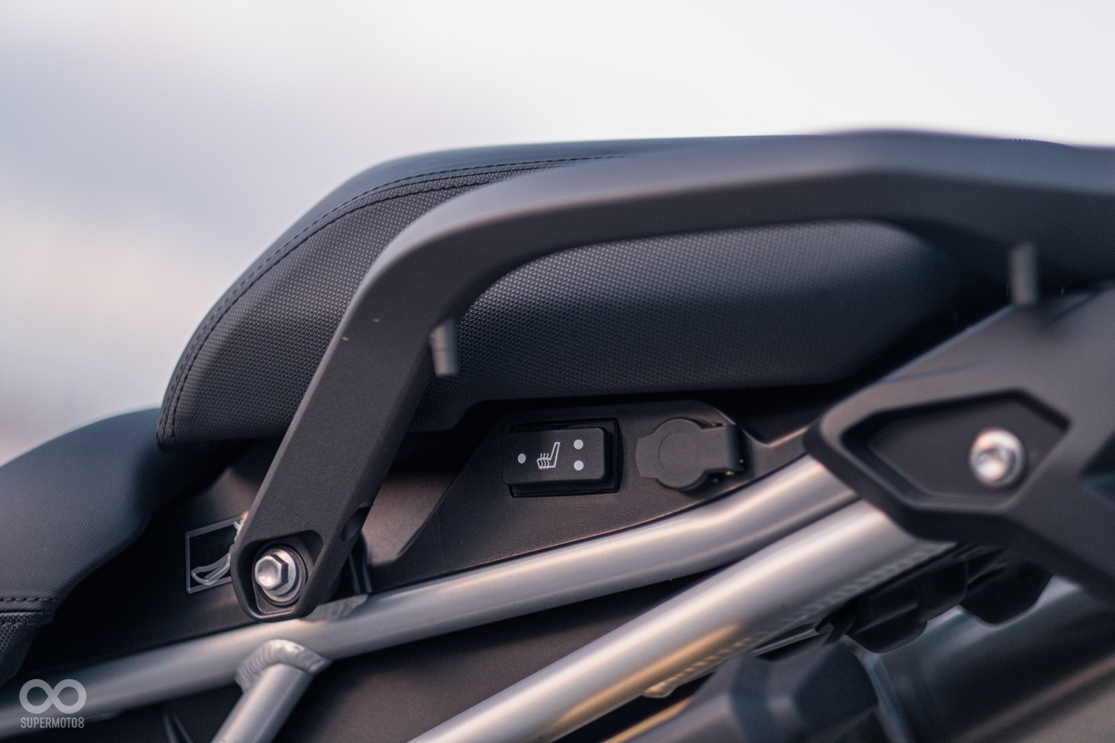 前座有加溫椅墊很正常，後座也有可就厲害了！