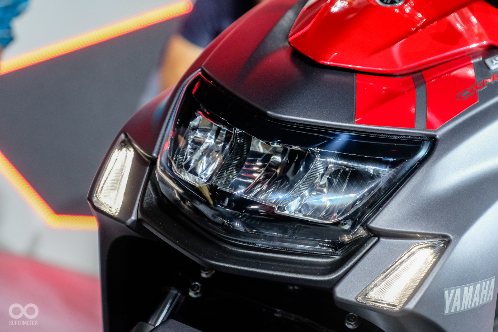 在車頭部分,頭燈改為Led燈的設計,同時將車燈模組縮小讓整體視覺顯得更為緊湊