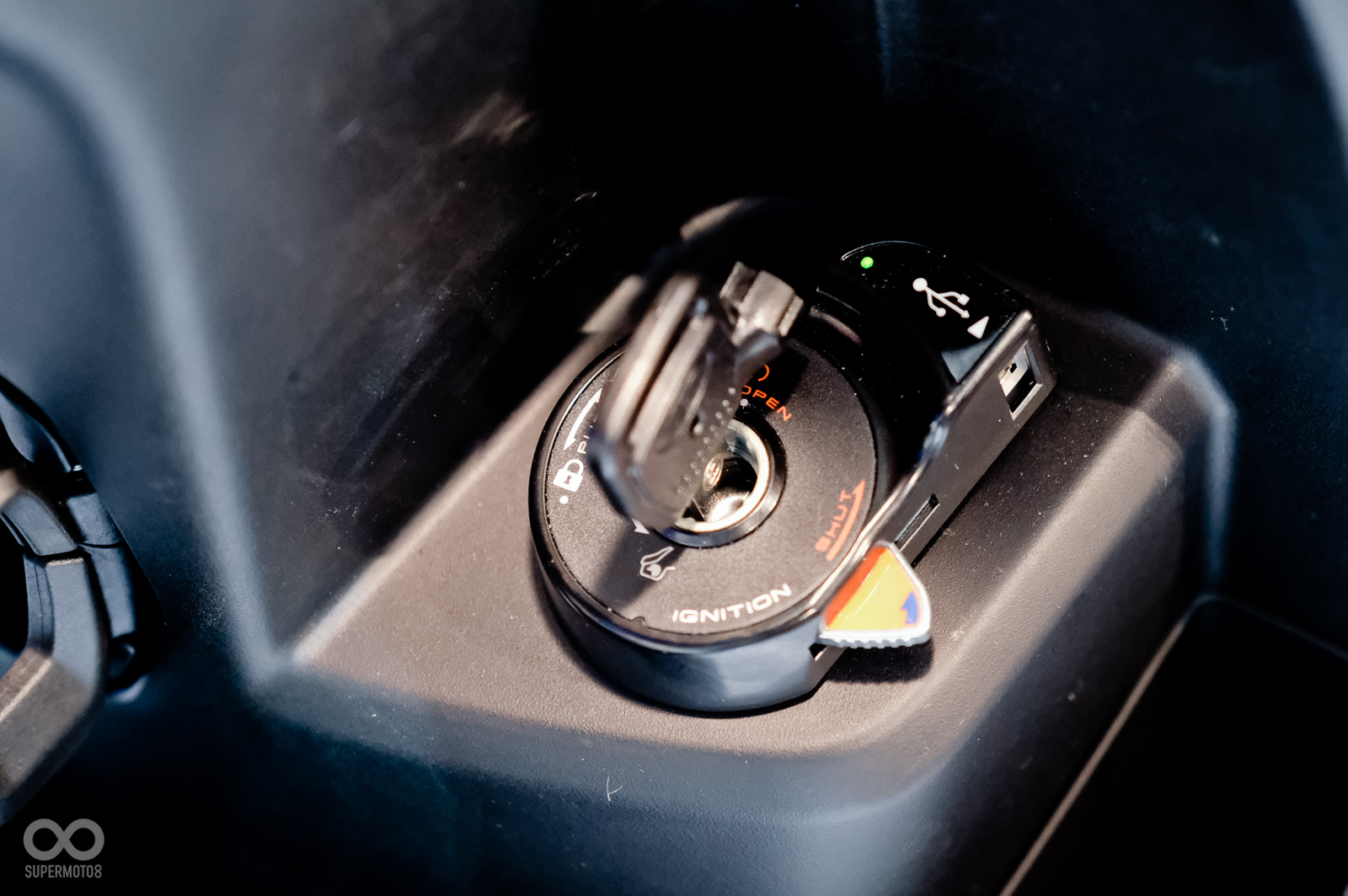 鑰匙方面依舊維持傳統磁石鎖設定