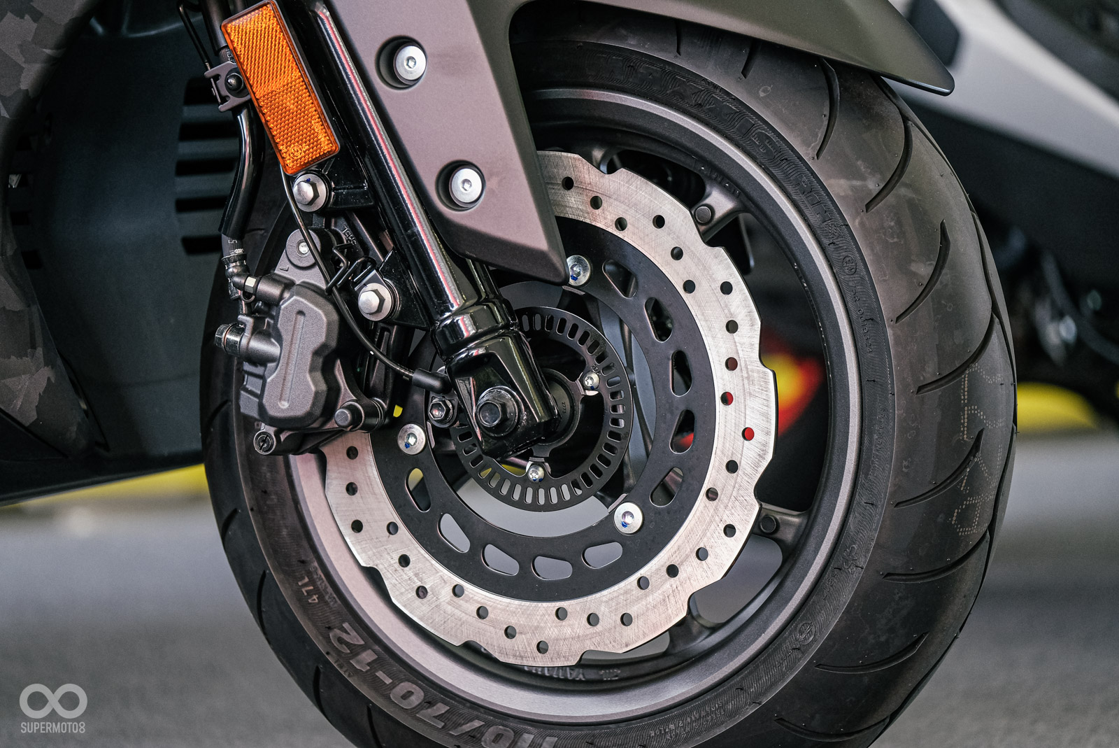 267mm碟盤尺寸視覺效果相當好，卡鉗活塞尺碼也升級