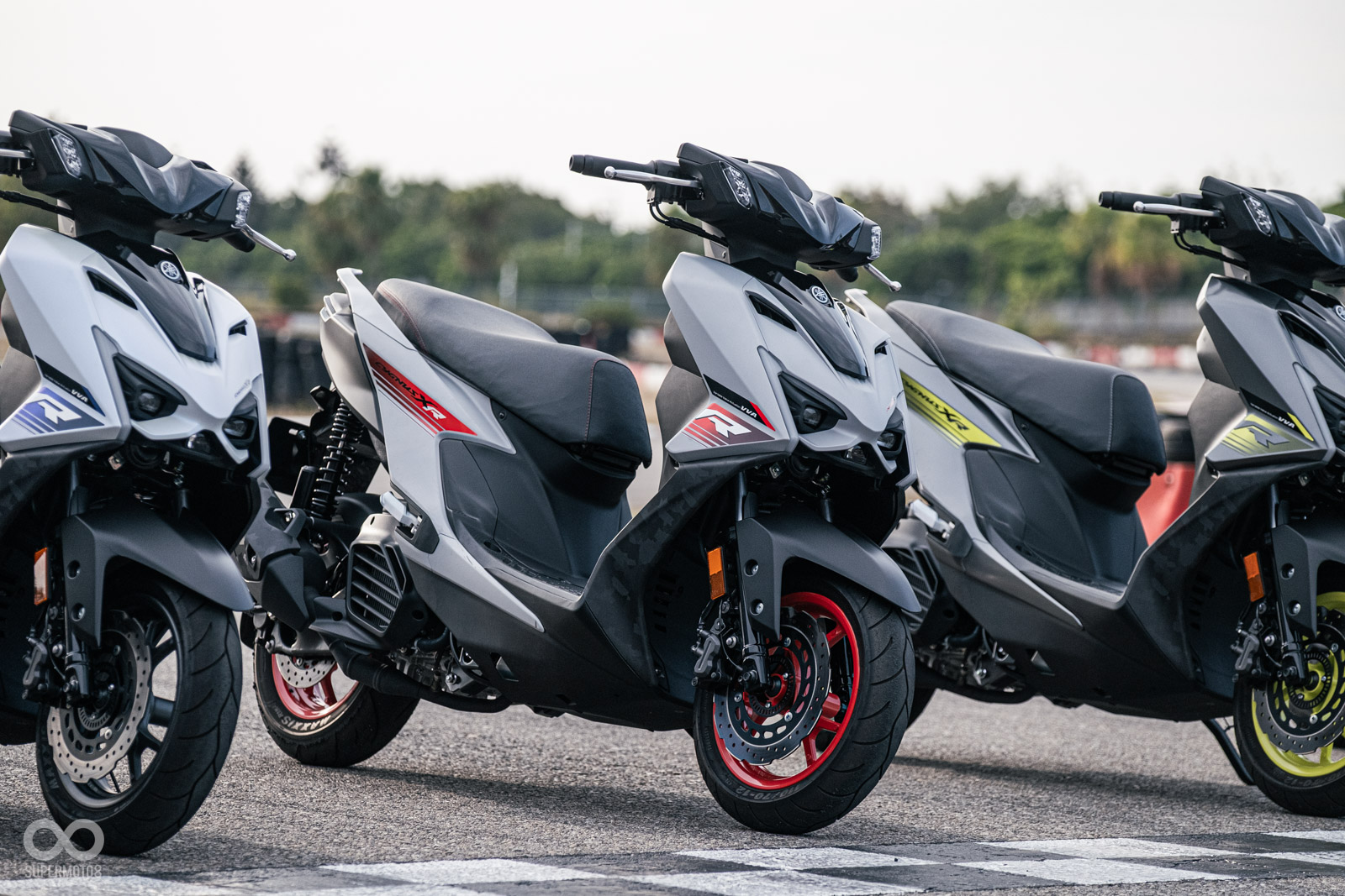 頭燈上方的進氣孔，是155專屬造型；頭燈下方有羽翼造型點綴