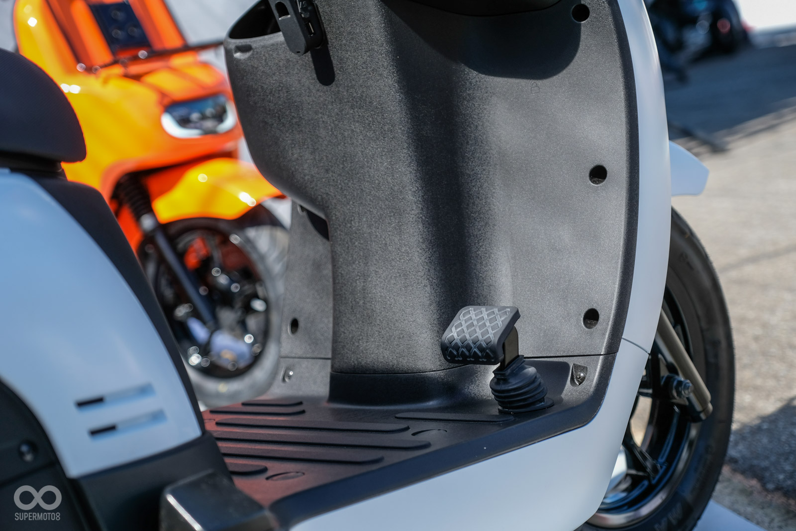 腳踏煞車搭配CBS系統在緊急狀況能幫助減少煞車距離，日常使用上也更為便利