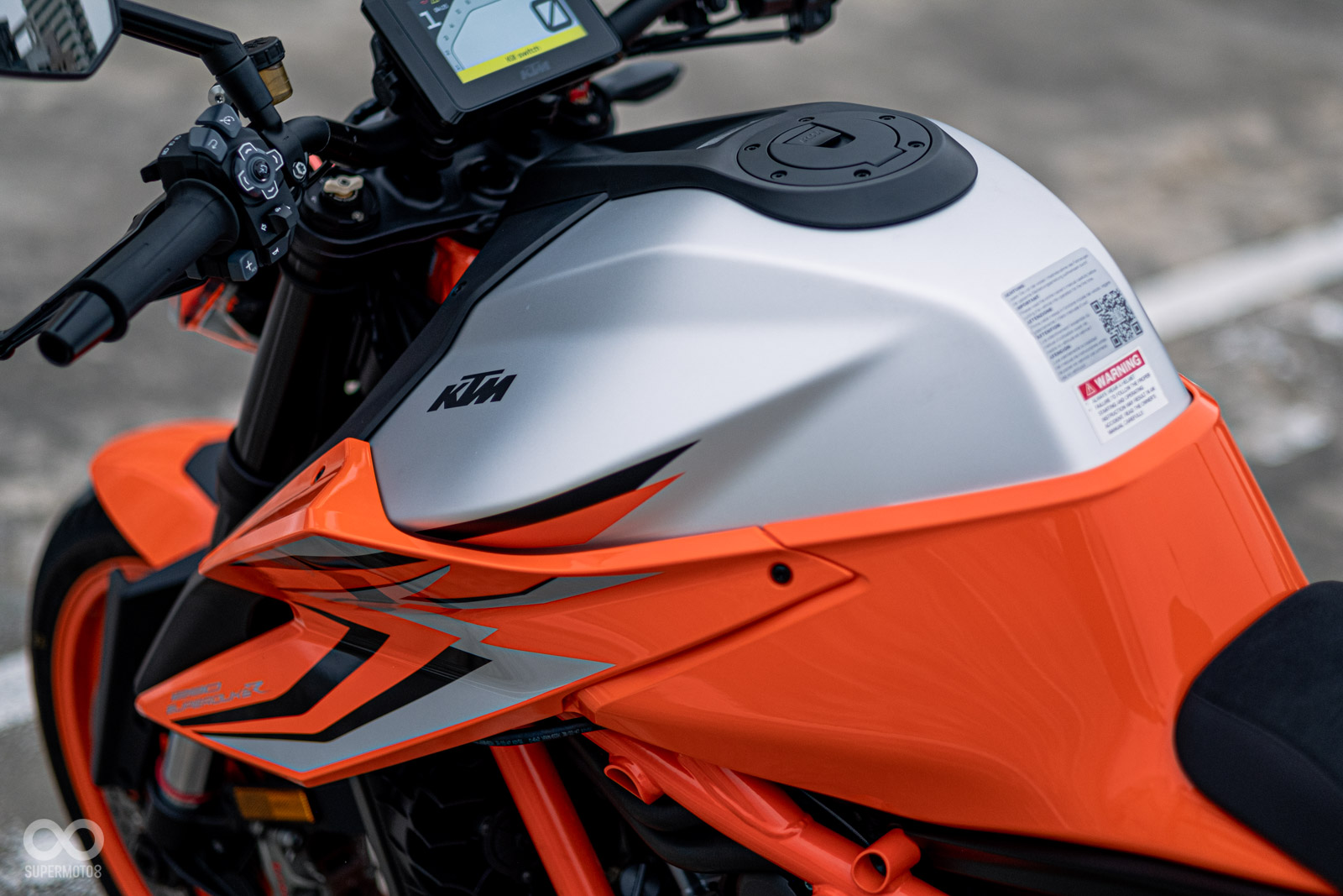 油箱兩側的塑膠車殼，看起來有幾分空力套件的效果