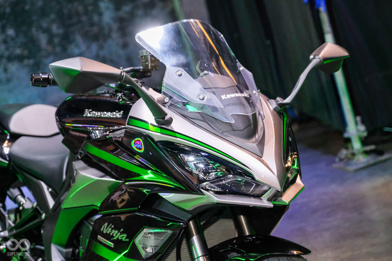 改款的NINJA 1000SX加入全車LED燈具、4.3吋的TFT全彩液晶儀表等新配備