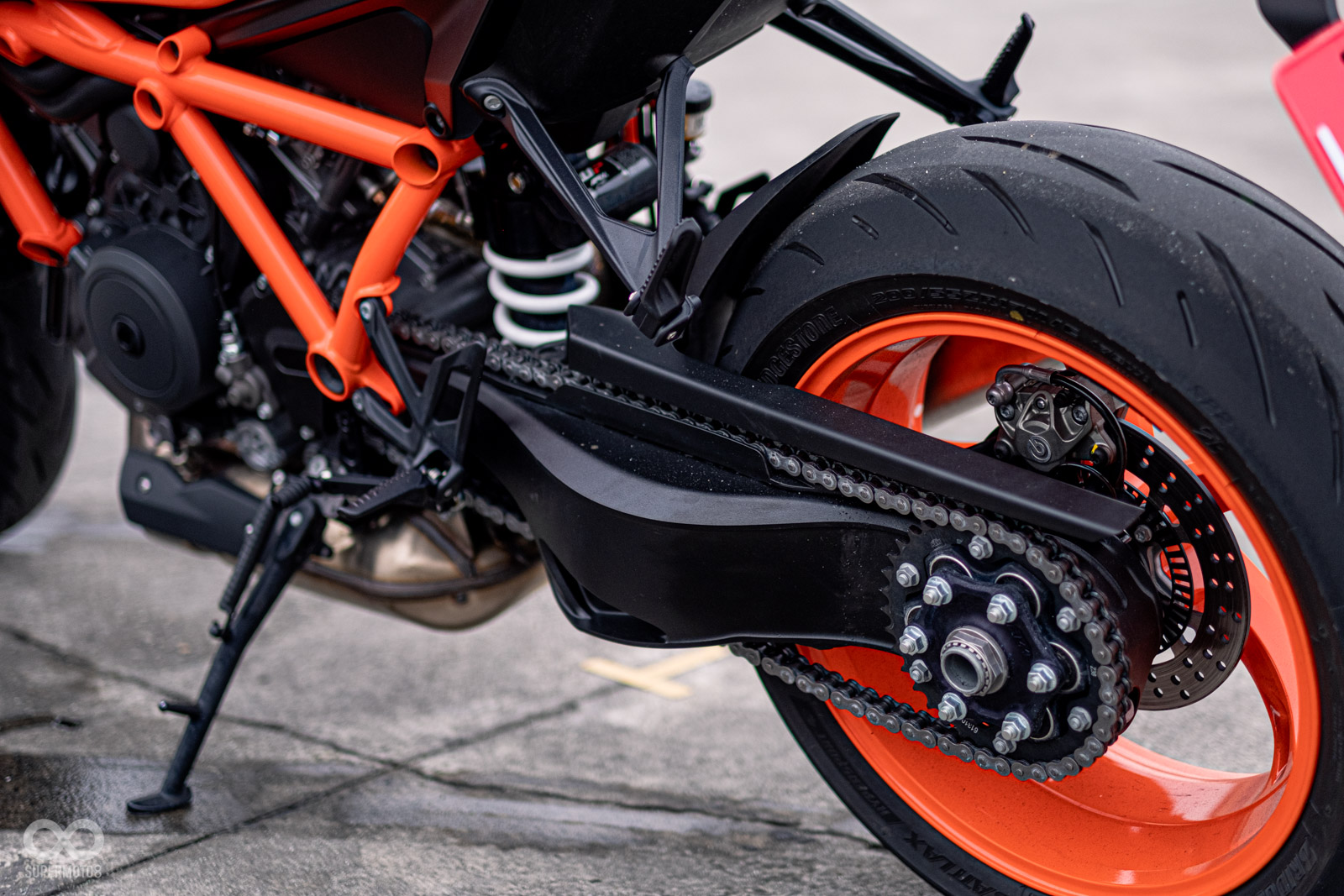 單搖臂的車尾設計提升不少高級感受