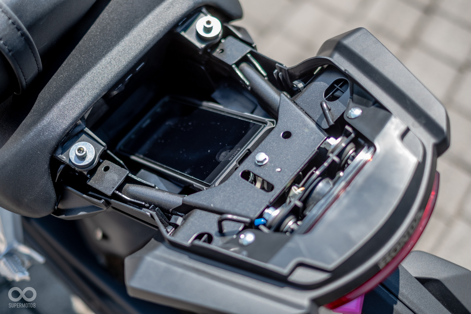 坐墊下空間表現表現不差,圖中手機為SONY XZ2P