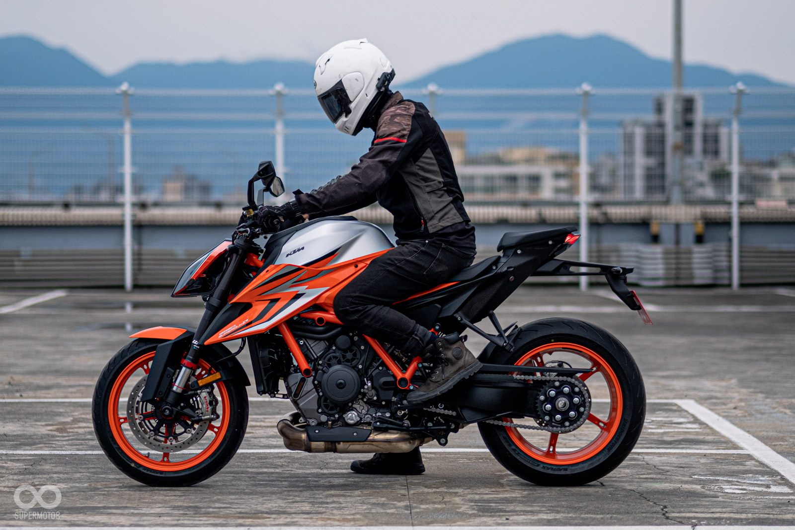 偏高的腳踏位置與椅墊角度，一坐上車就可以感受到熱血風格