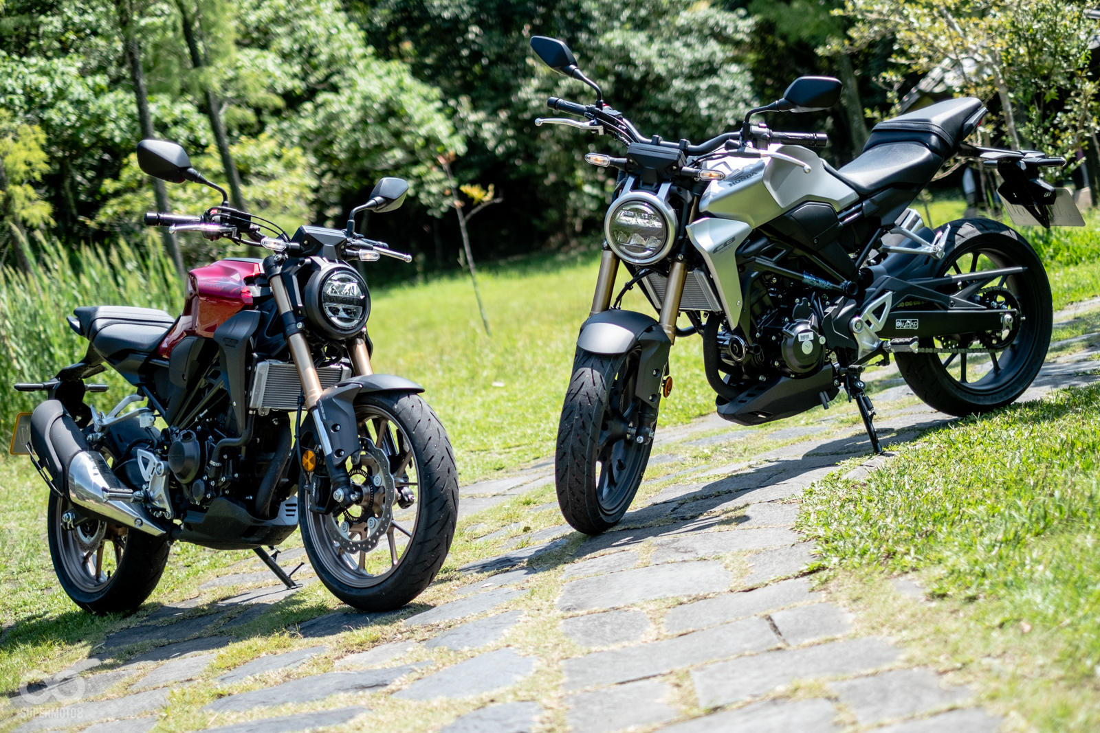 紅色車型採用亮光烤漆,並搭配古銅色輪框;消光銀配色未來感相當強烈,輪框配色為黑色