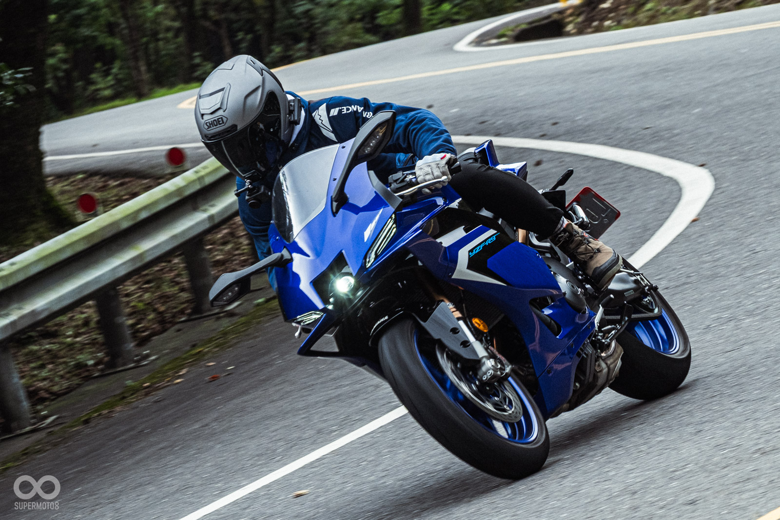 YZF-R9在山路上的靈巧俐落，加上YAMAHA一直以來親民好上手的調校手路，很快就能給騎士滿滿的情緒價值