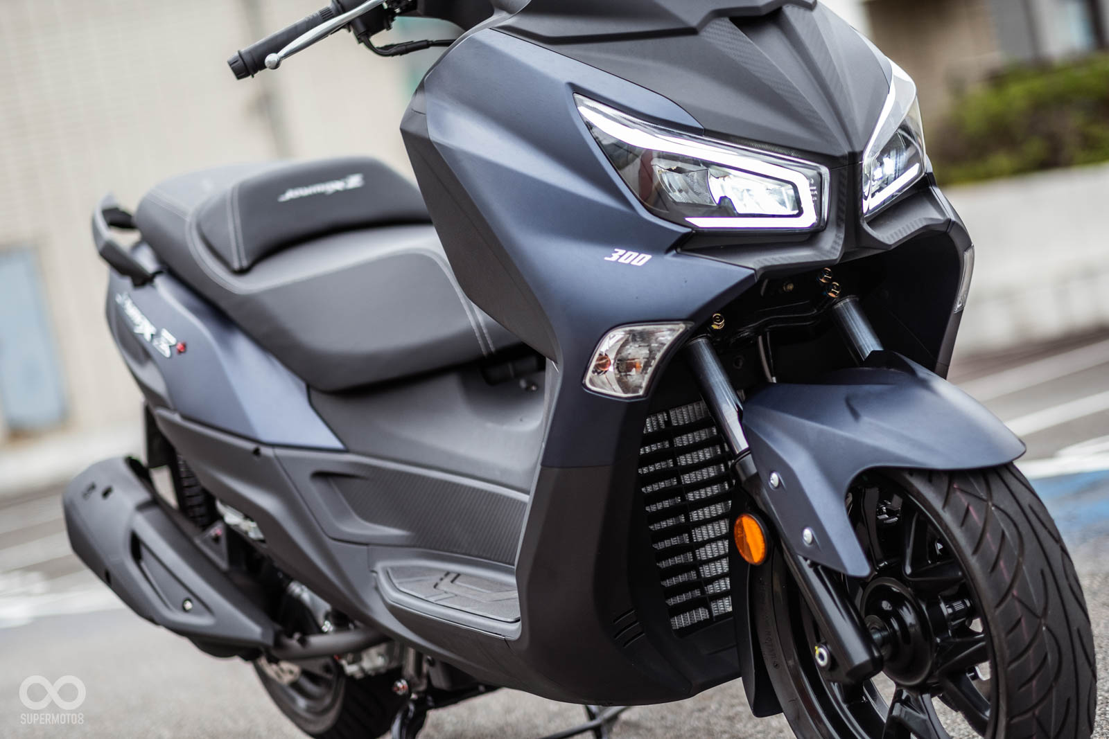 比起過去的盾牌型車燈，新款的鷹眼大燈看起來銳利許多