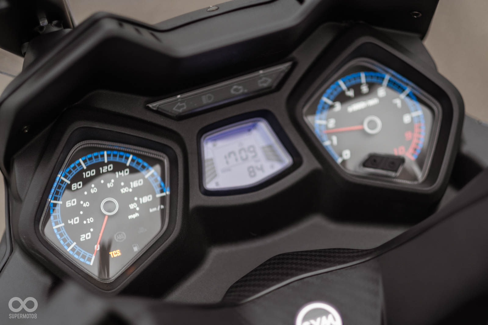 儀表維持和前一代相同的左右指針配中央液晶螢幕設計