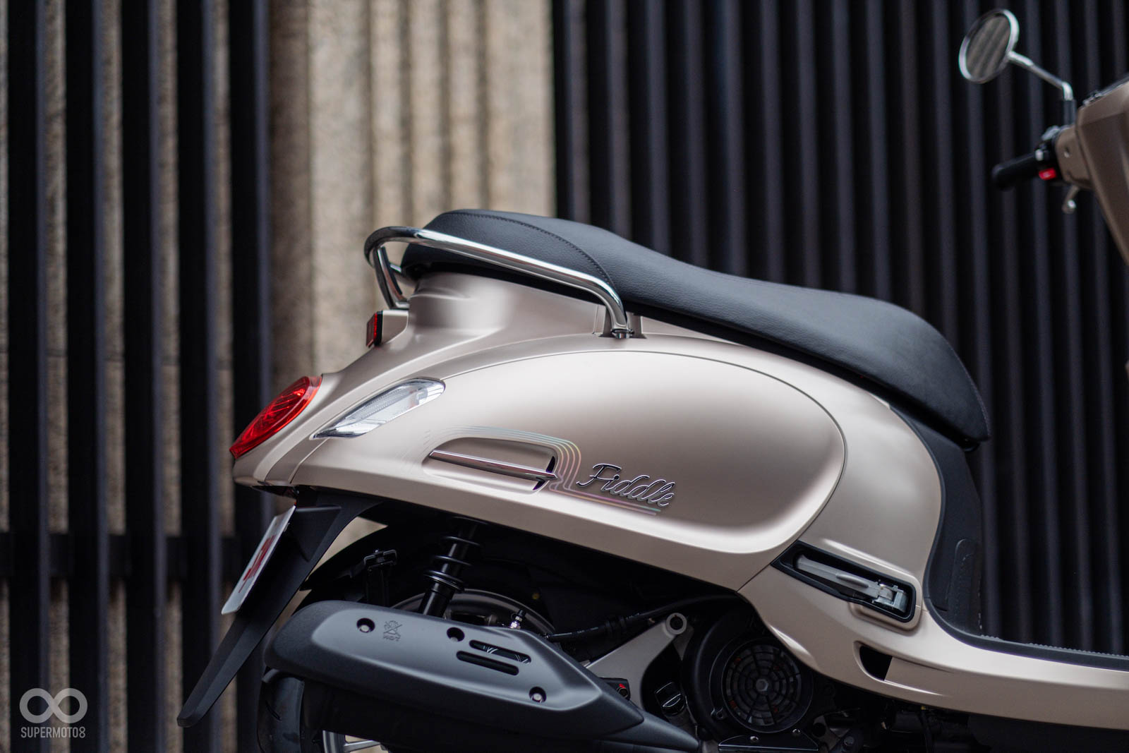 車身側殼上有FIDDLE字樣和鰭片造型點綴