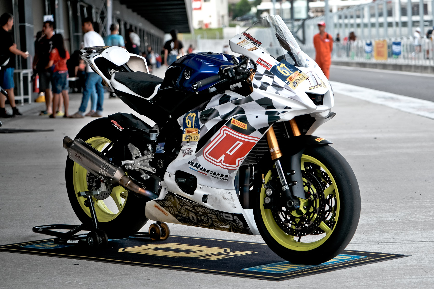 2016年YAMAHA YZF-R6 使用aRacer競賽ECU，前後OHLINS懸吊，搭配PIRELLI Superbike光頭胎