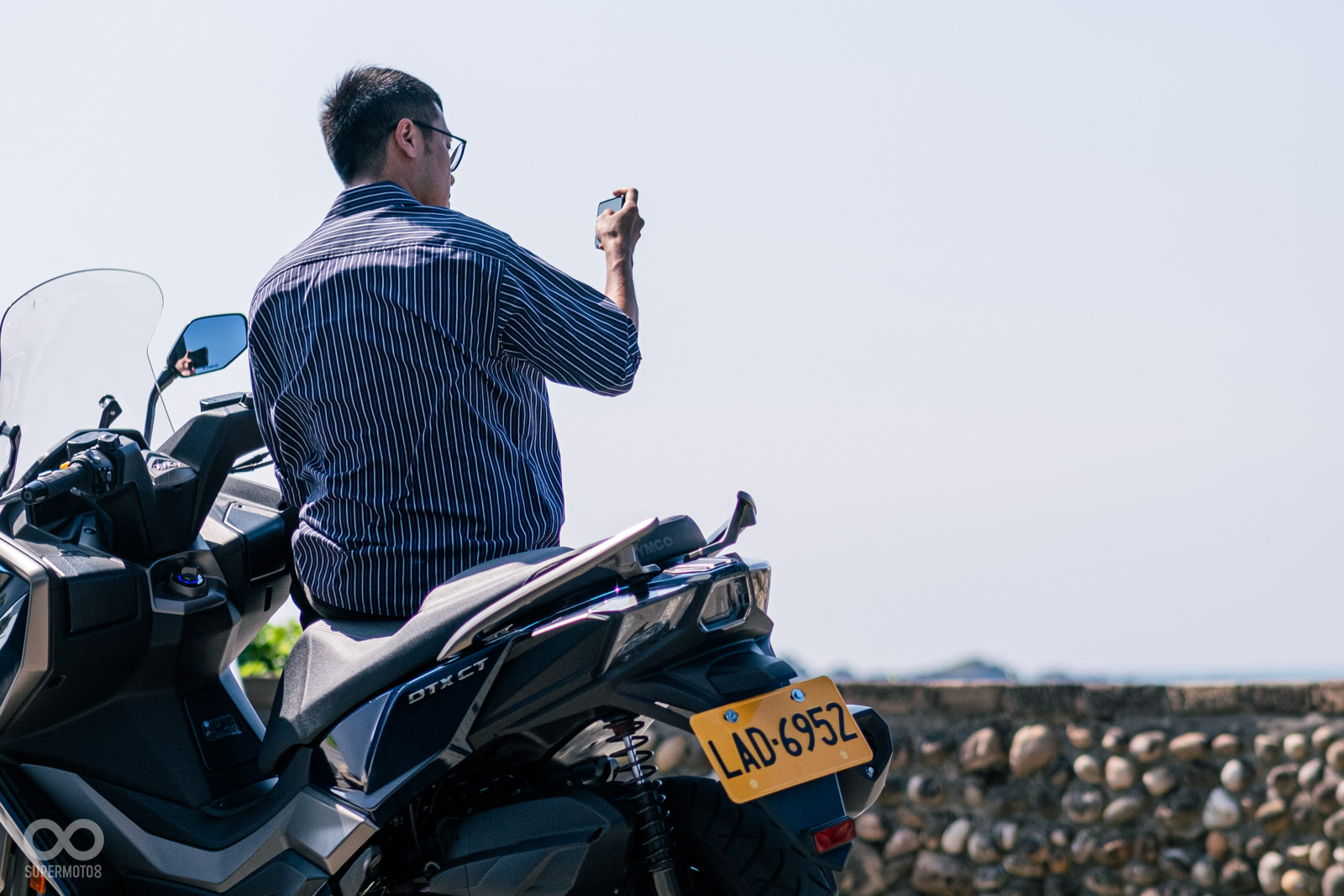 方形尾燈依舊保有跨界分為，上翹後扶手則是CT版專屬設計提升跑格