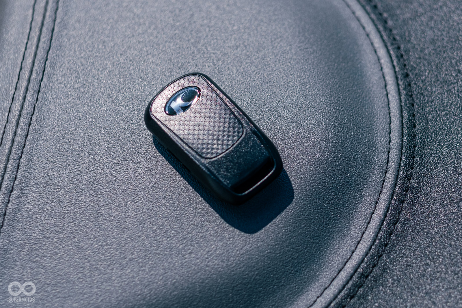 儀表雖未使用TFT儀表，但斗大的數位數字顯示相當顯眼，Keyless系統提升便利性