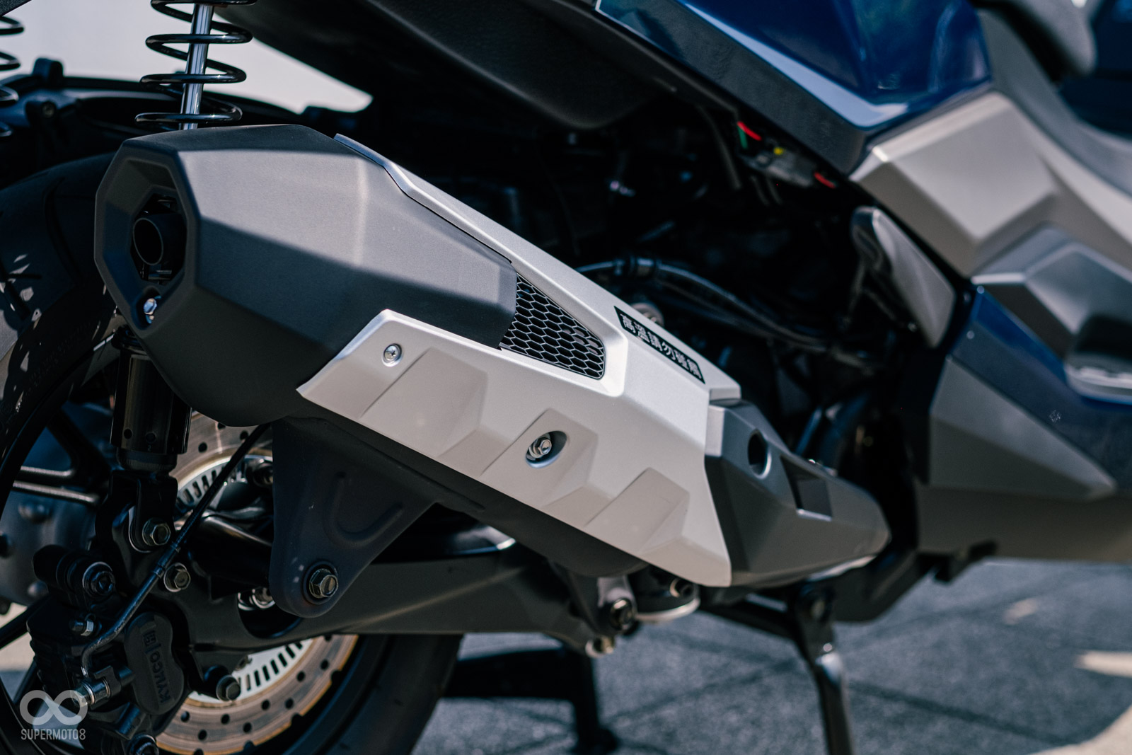 排氣管透過金屬色烤漆與粗獷格柵呈現出越野氛圍