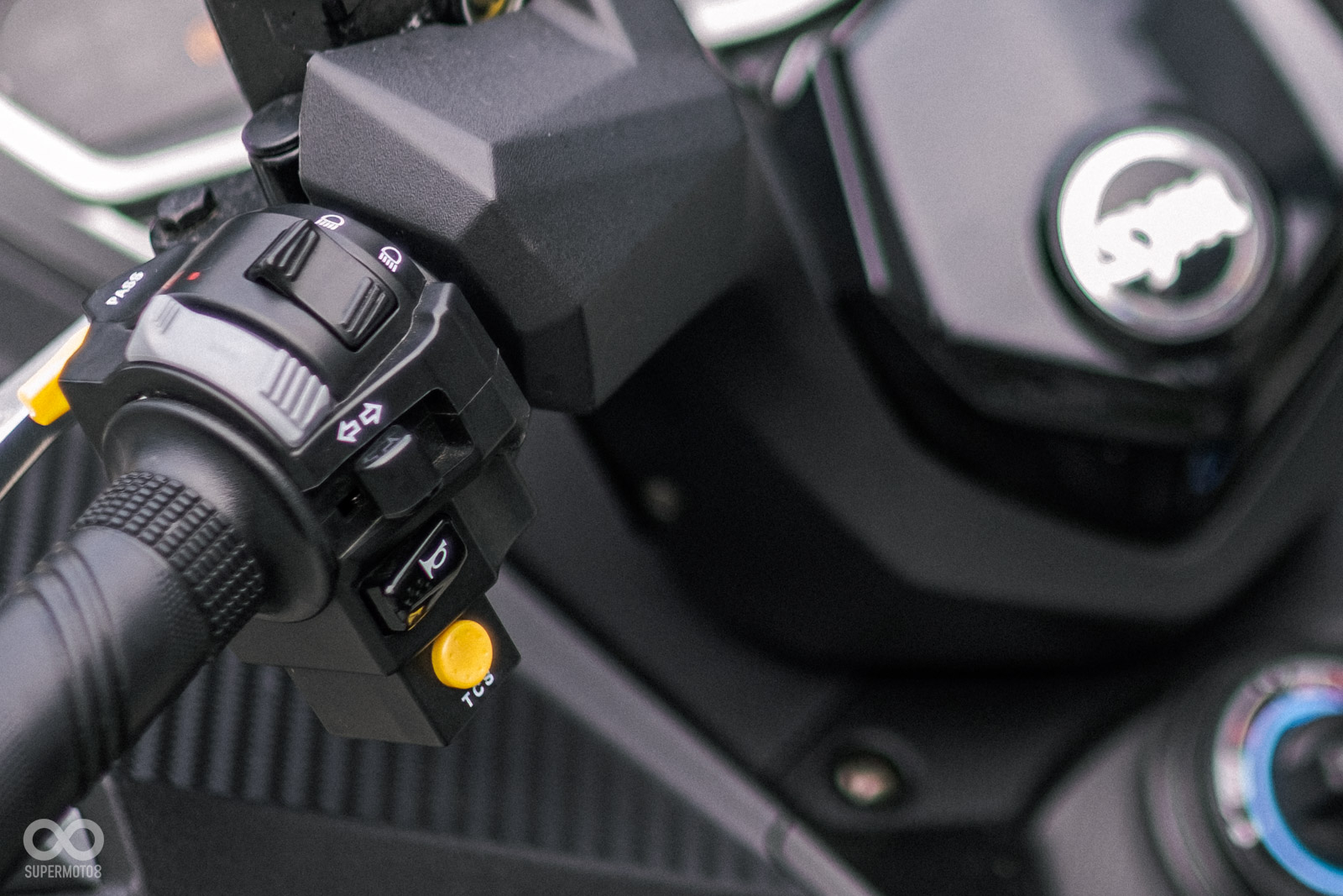 TCS開關位於左手握把開關下方