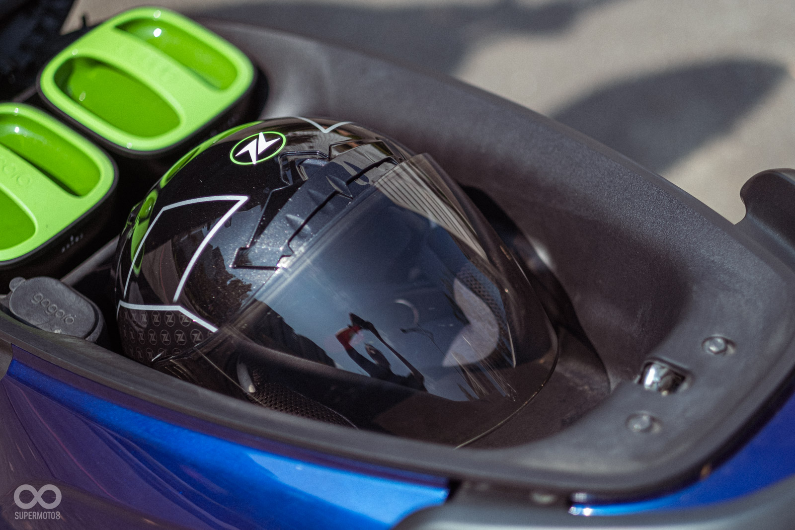 車廂空間能輕易收納一頂3/4安全帽