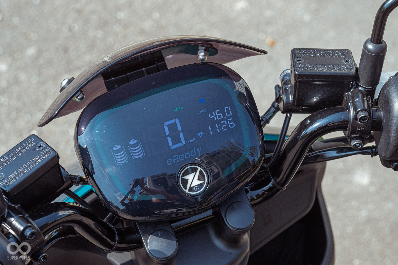 儀表也升級為全彩燻黑LED儀表板，配上多功能外環指示燈