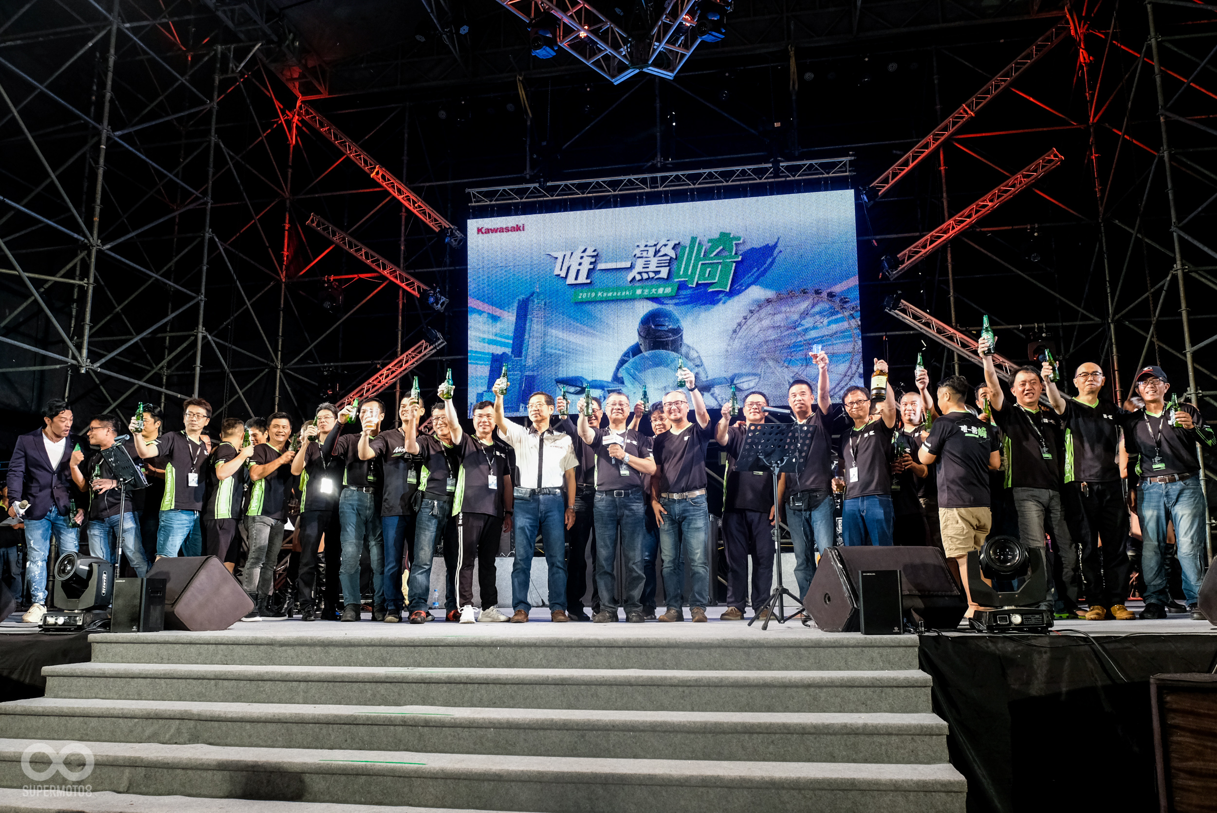 KAWASAKI全省經銷商也在大家長柯俊斌執行長的帶領下，向所有的車友乾杯致敬