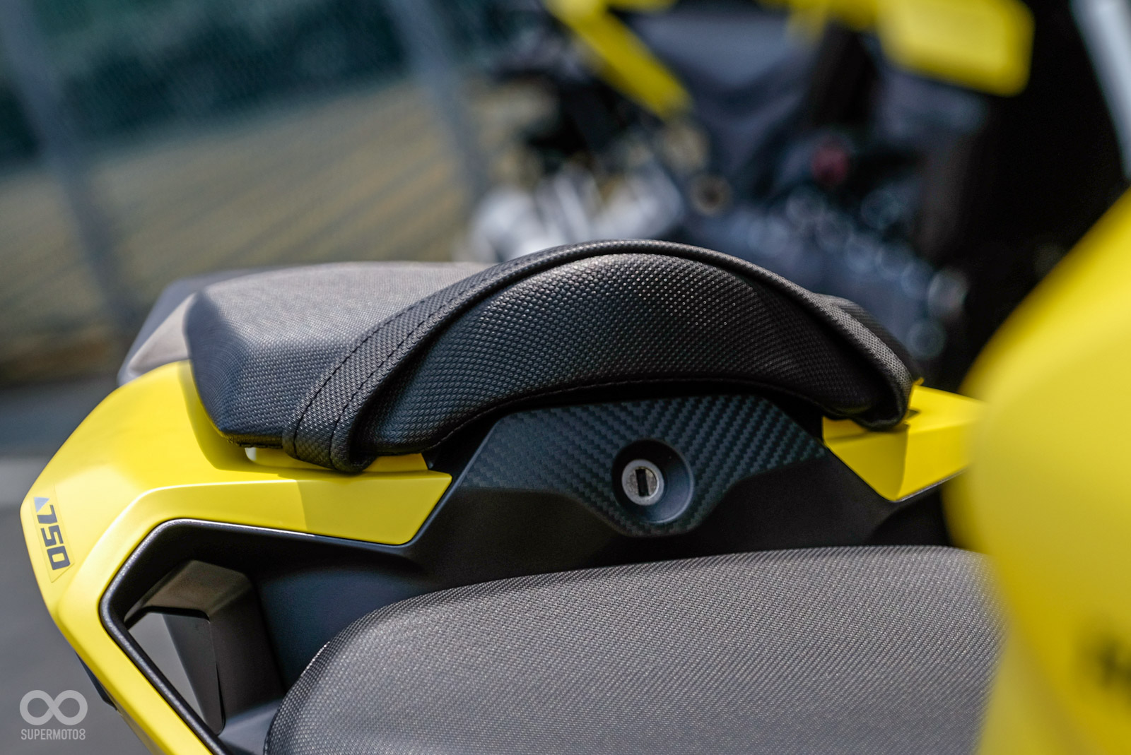 車殼尾端有左右氣孔點綴,看起來更為運動