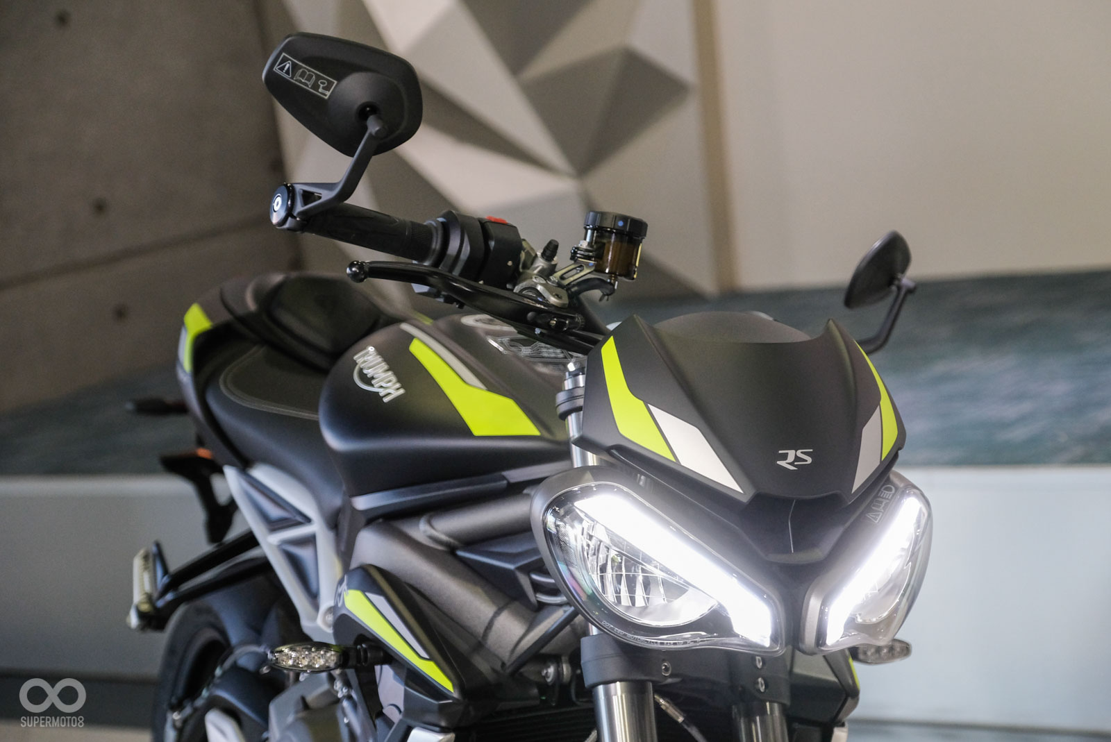 外媒捕捉到的Speed Triple有著和老弟Street Triple相同的憤怒鳥造型大燈