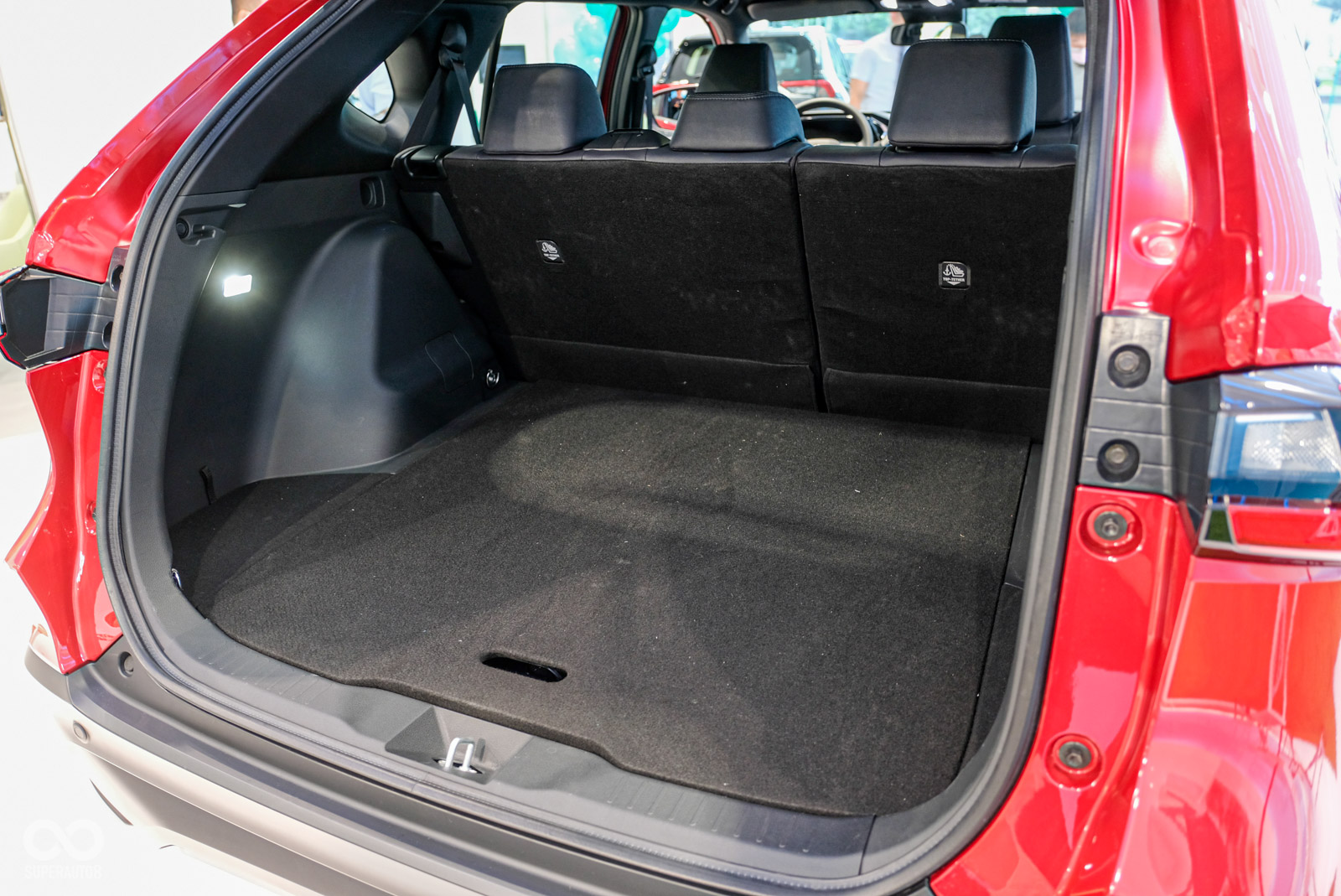 後行李箱空間超誇張,底版下方可放入兩咖登機箱!