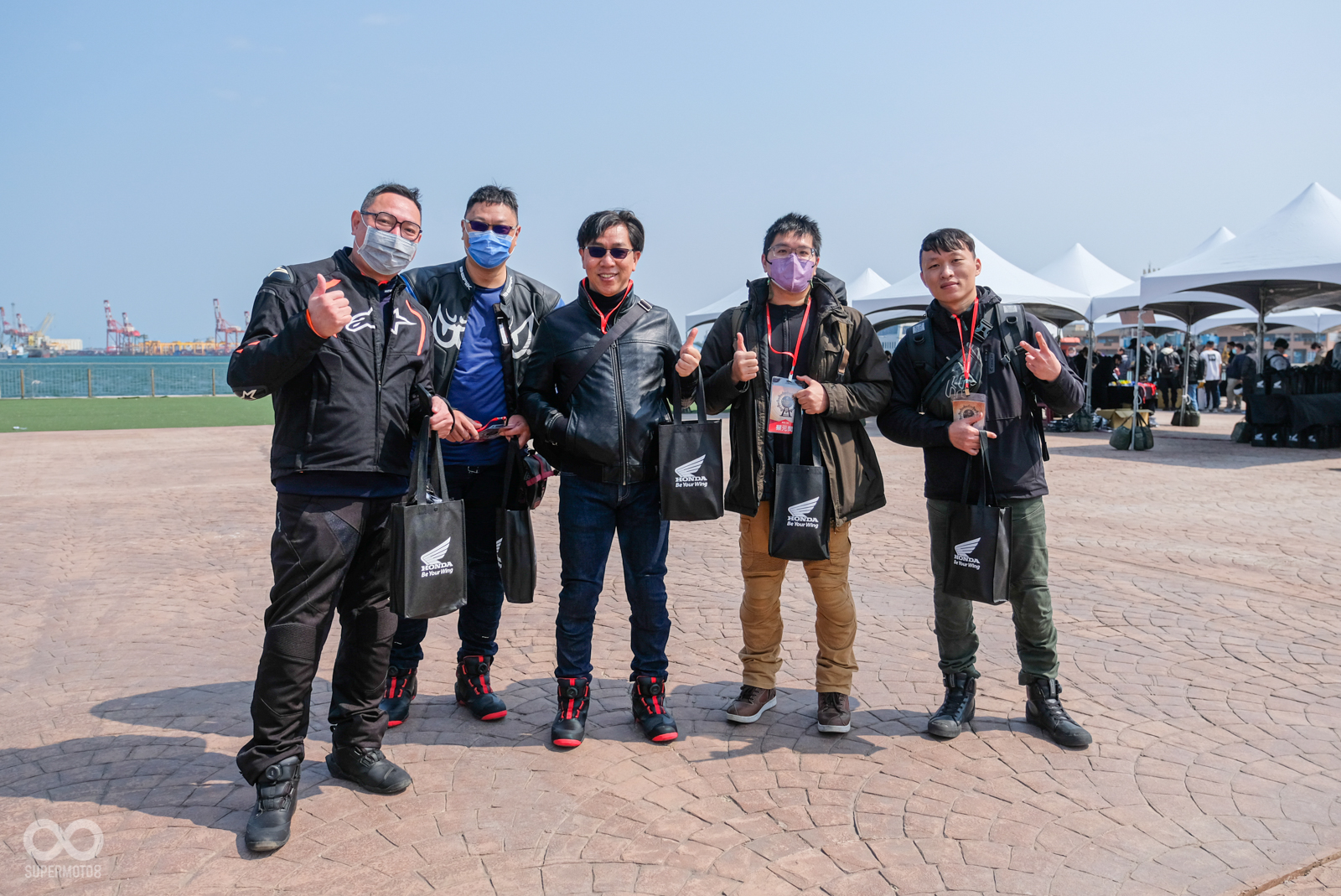 三五好友一同前來活動會場