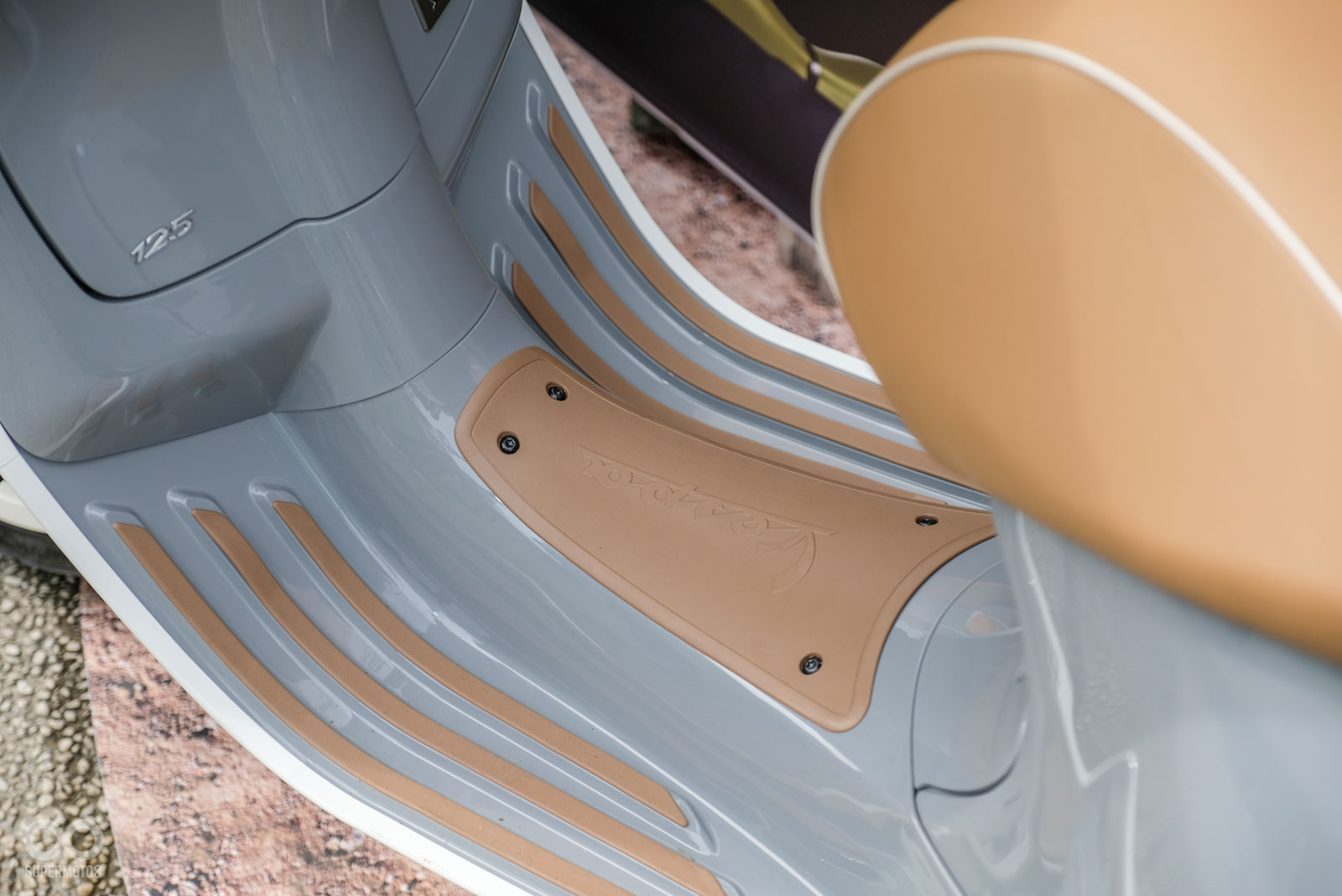 腳踏墊也使用棕色點綴