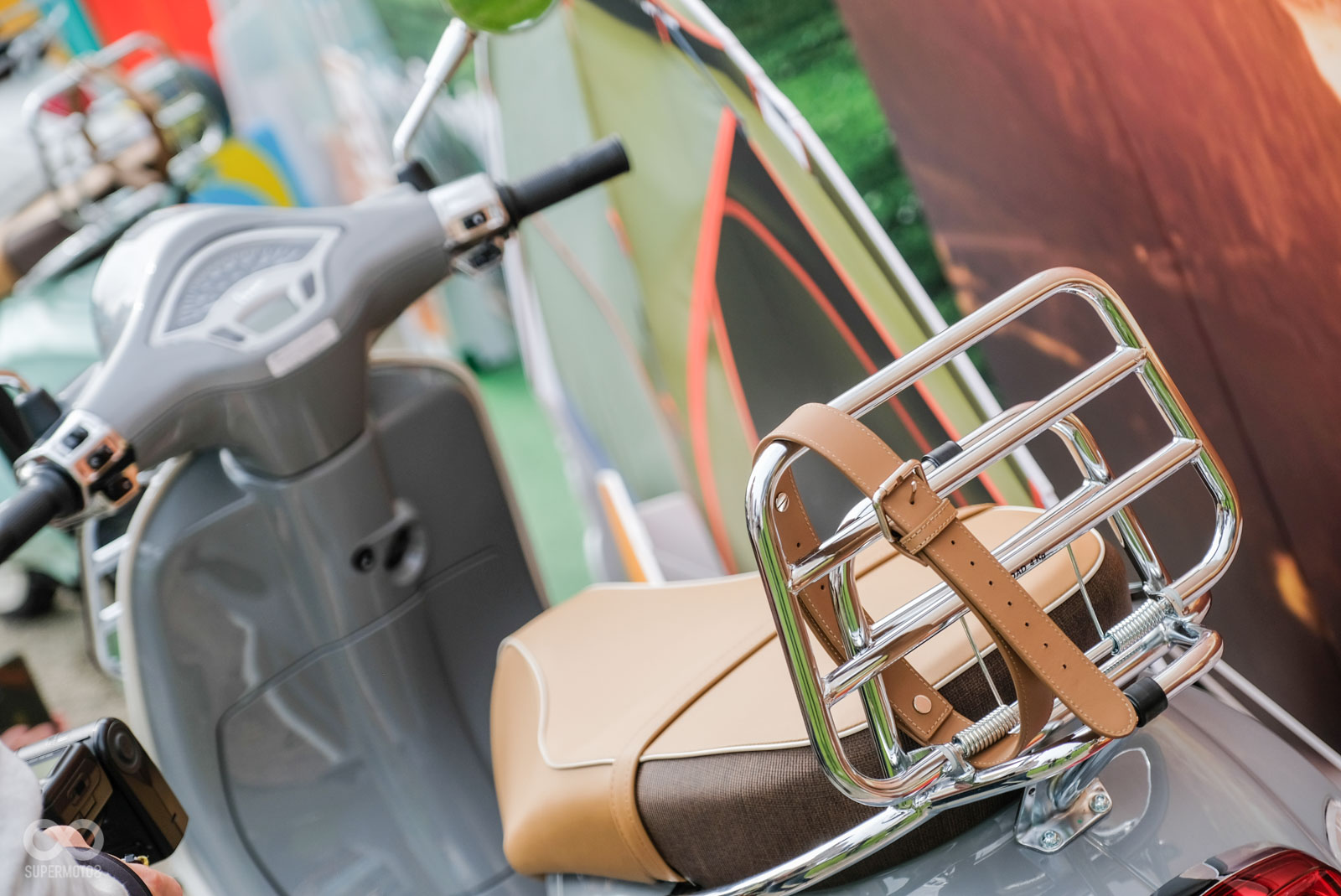 前後標配書包架,且配上棕色綁帶