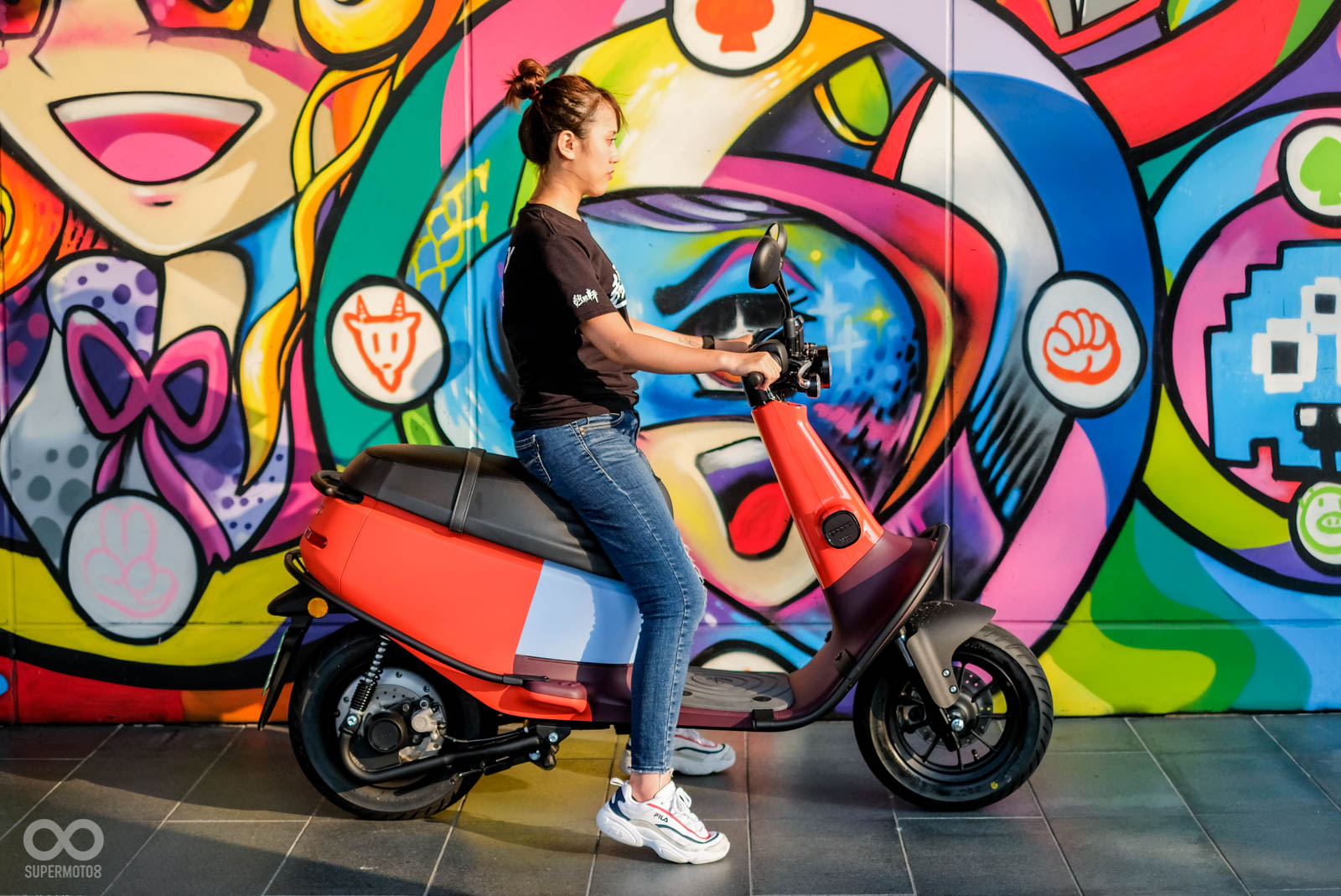 圖中騎士身高154cm，雙腳須微踮腳尖