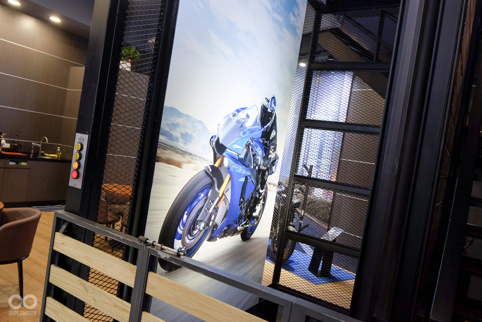 載車的貨梯配上相當有性格的工業風裝潢,帥氣度滿分