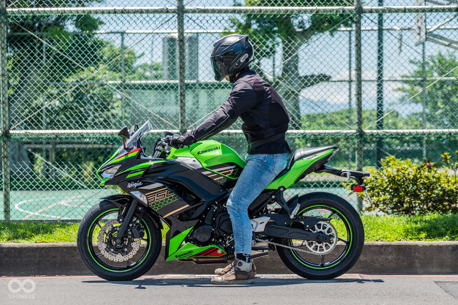 透過圖片可以看見,NINJA 650擁有較為挺立的座高,圖中騎士身高180cm