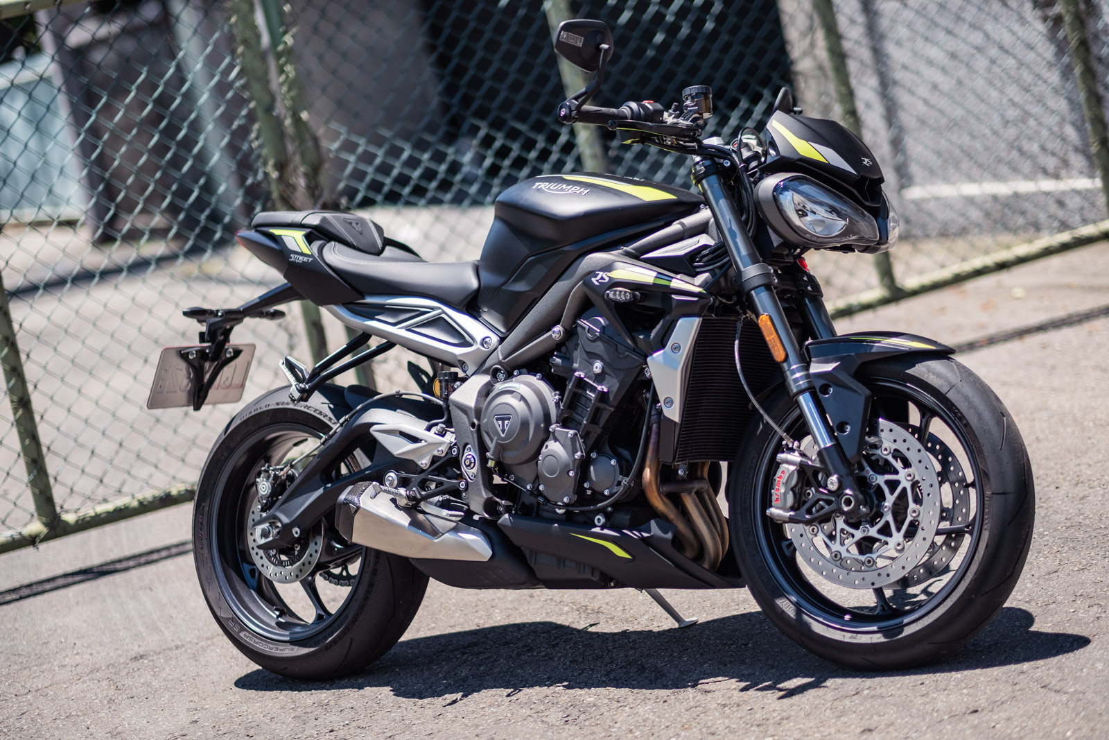現行款的Street Triple RS採用黑色低調的SHOWA前倒叉