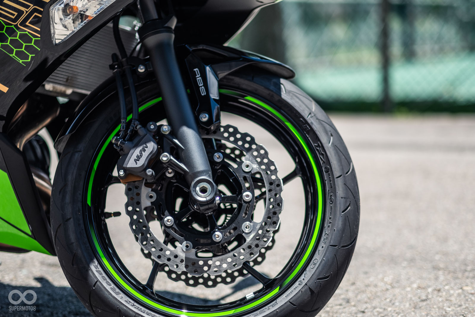 前懸吊為41mm正叉,煞車配上雙活塞卡鉗與雙300mm浮動碟