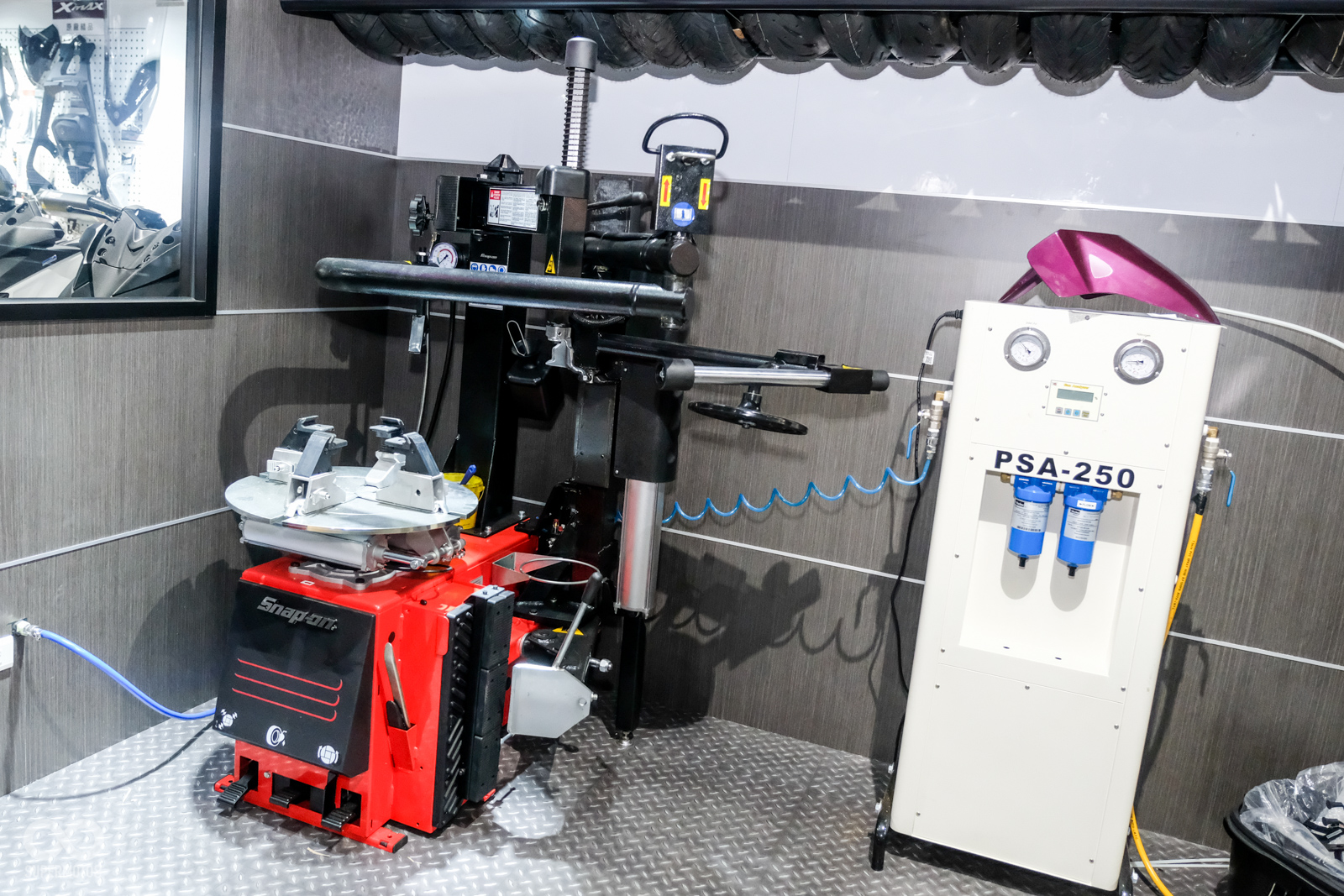 店內備有完整的拆裝工具