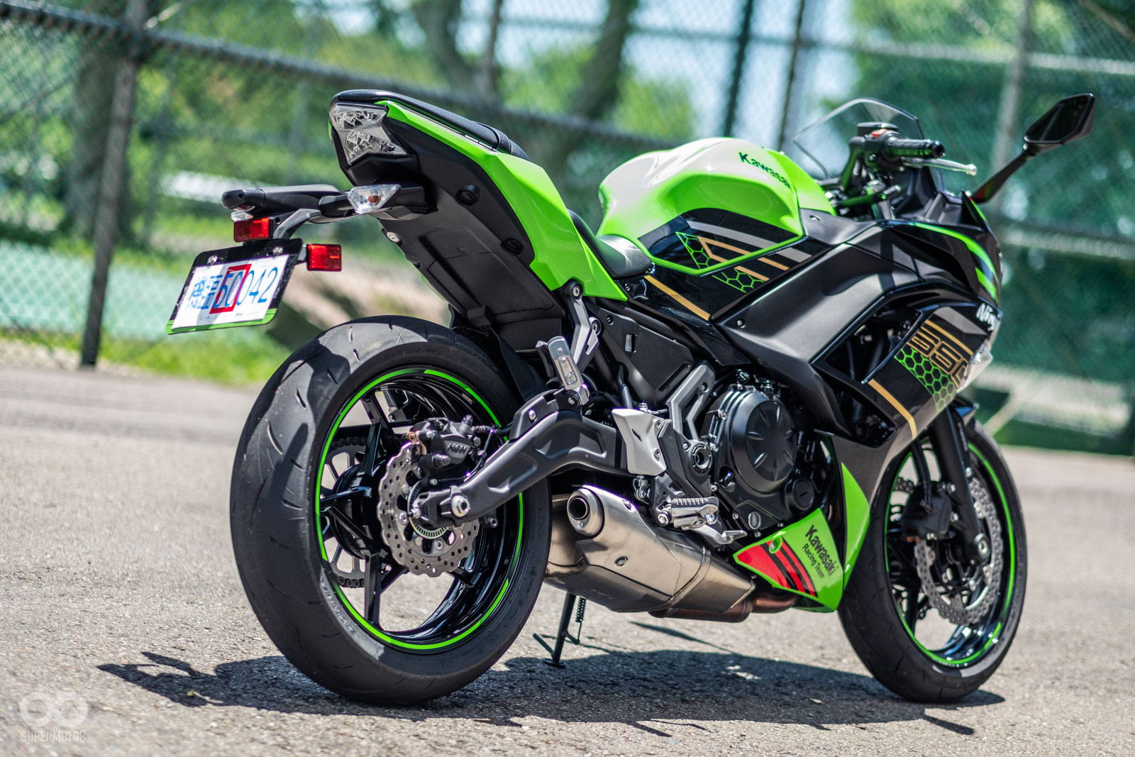 NINJA 650車尾相當厚實,尾燈維持Z字樣設計