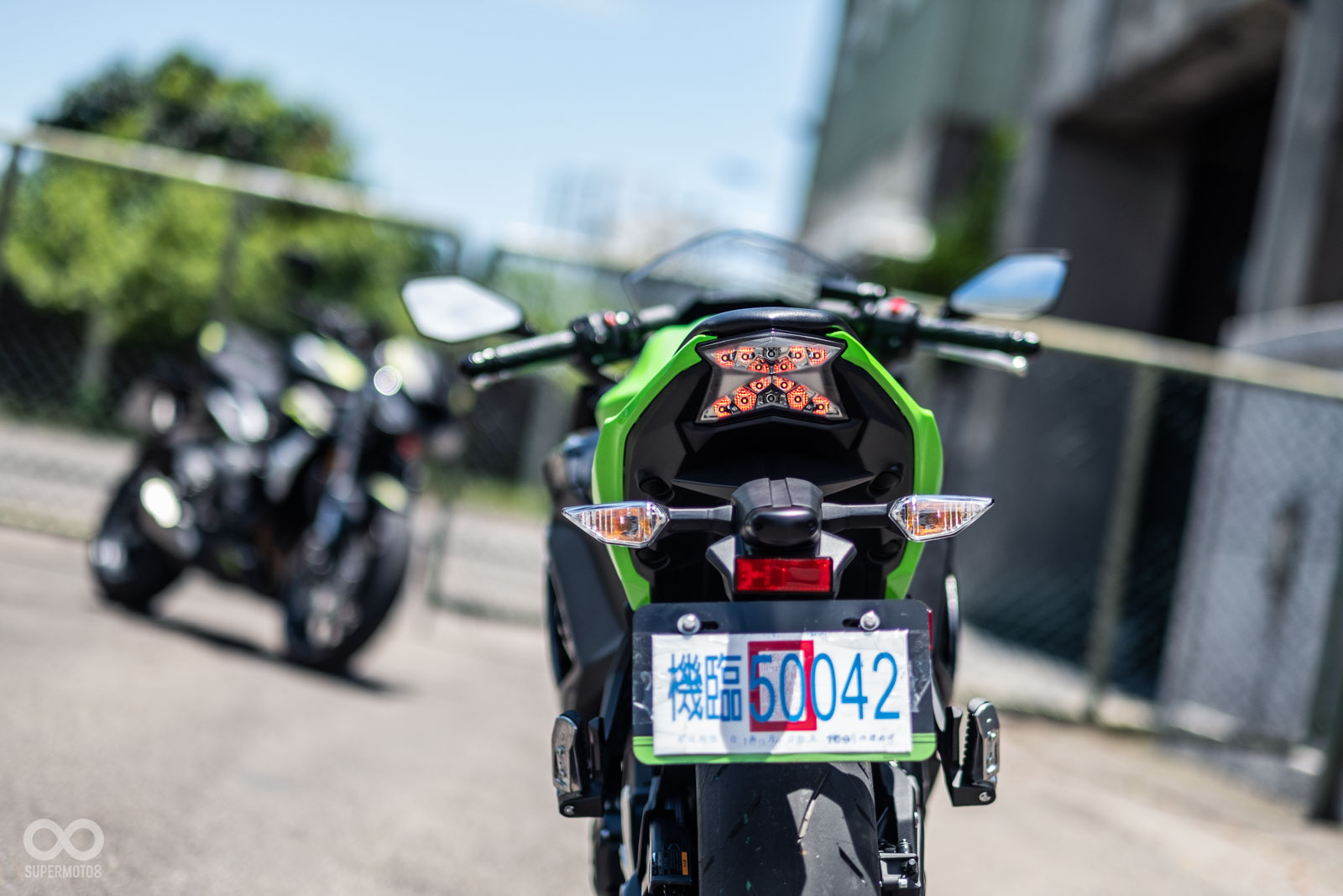 尾燈採用Z字型設計