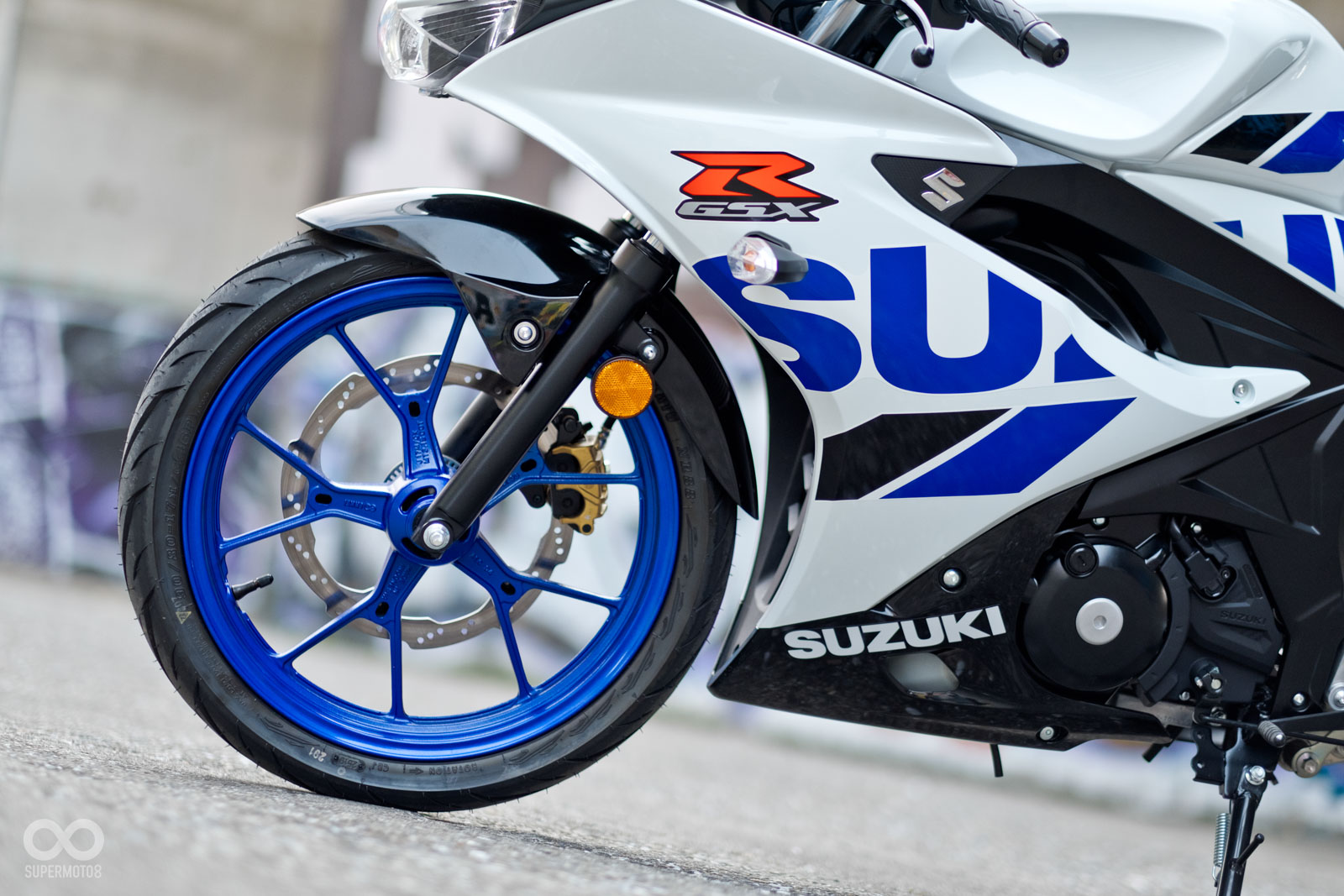 頭燈為LED光源;白色車身配上藍色輪框與彩貼相當亮眼