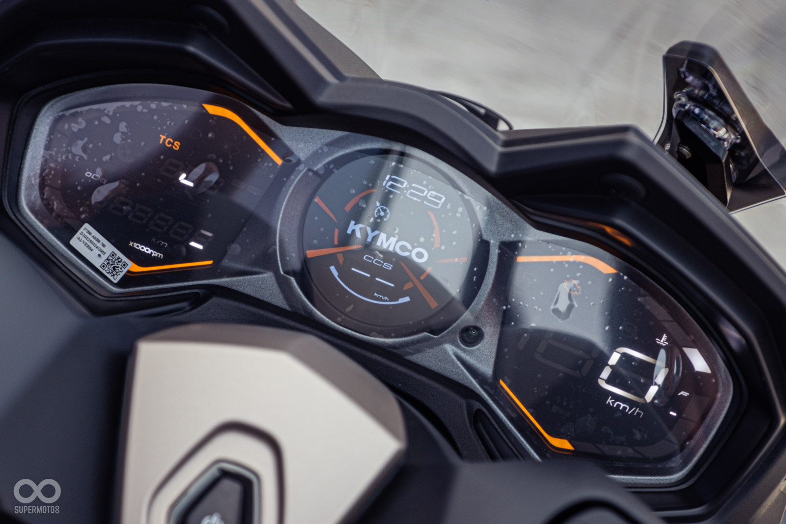 儀表燈光區分動力模式(黃:一般;藍:雨天),TCS燈號則是黃色開啟 / 綠色關閉。